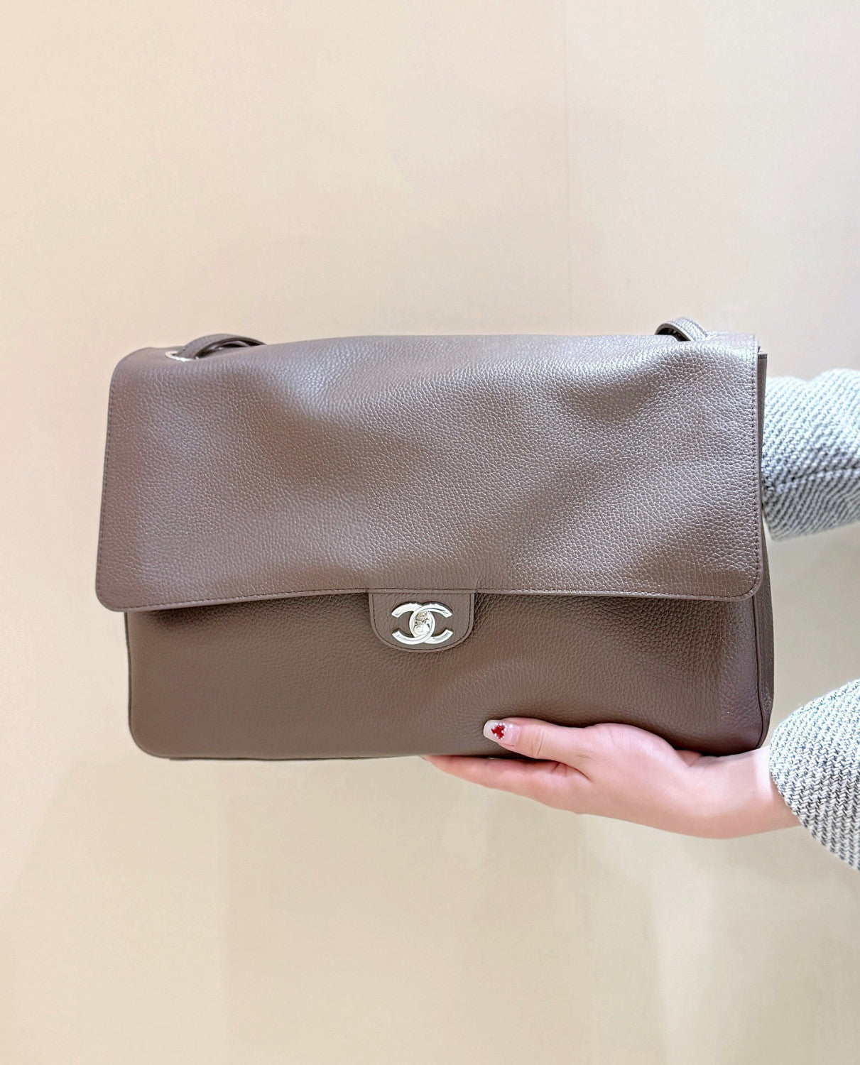 Chanel Maxi Flapbag Grained Calfskin Silver Metal #378922