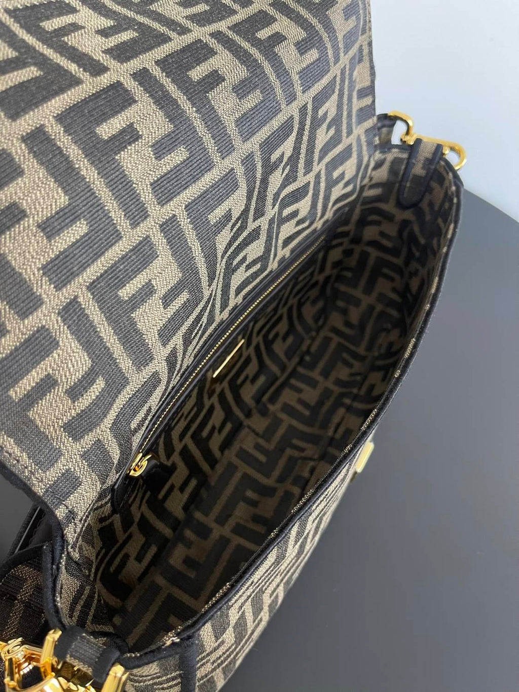 Fendi Baguette Fabric Handbags #381873