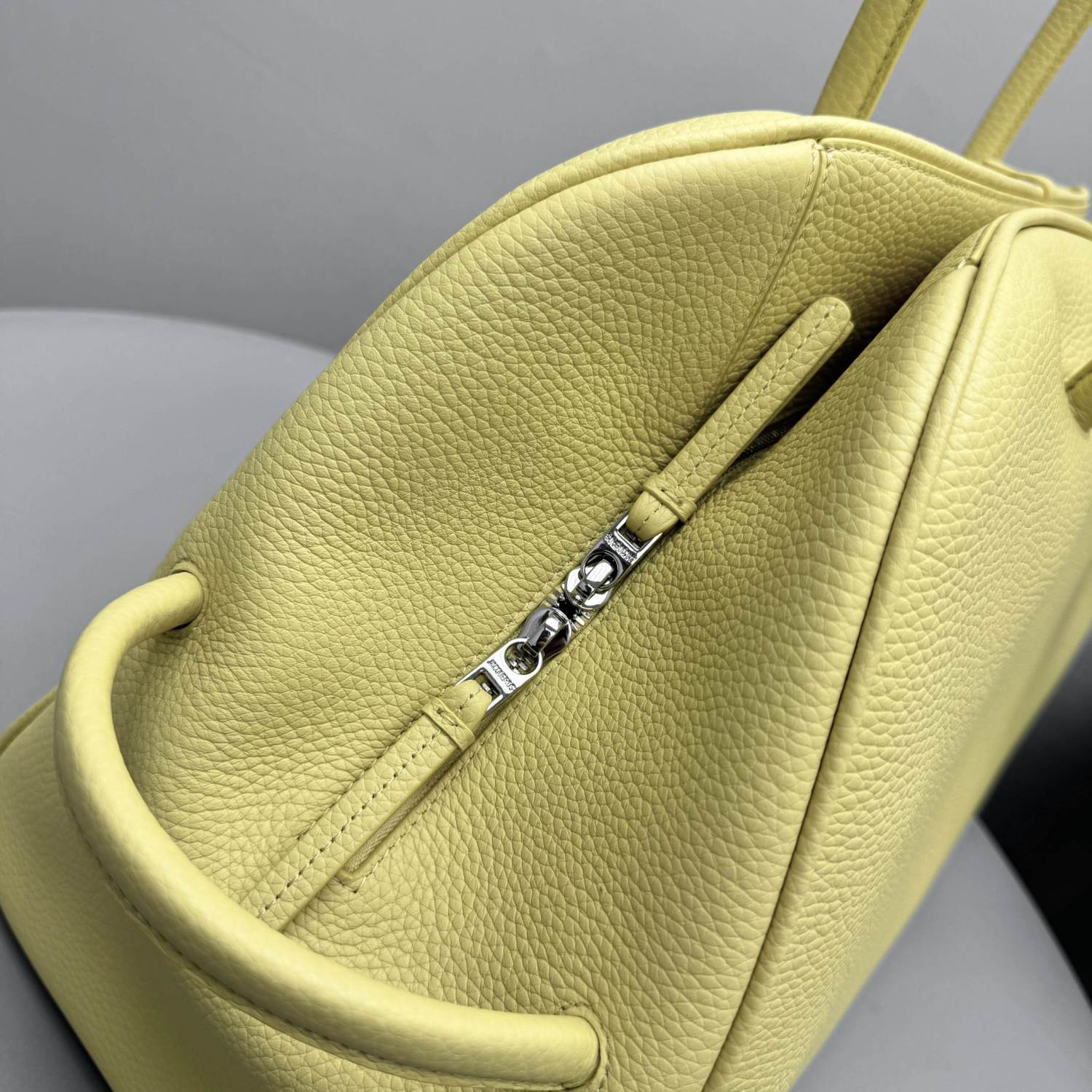 Jacquemus Le Turismo Women's Solid Bow Detail Zipper Closure Grained Leather Bowling Bag Tote Bags #75167