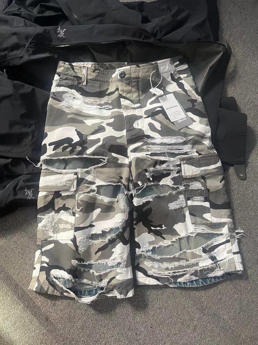 Balenciaga Men's And Women's Spring/summer Fashionable High Street Retro Distressed Camouflage Shorts Ngvp #5184