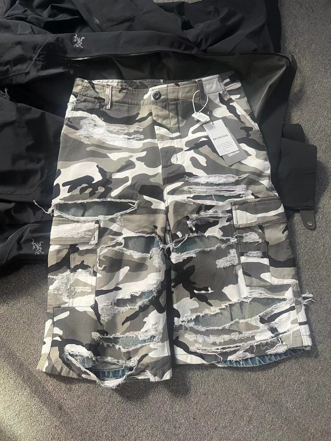 Balenciaga Men's And Women's Spring/summer Fashionable High Street Retro Distressed Camouflage Shorts Ngvp #5184
