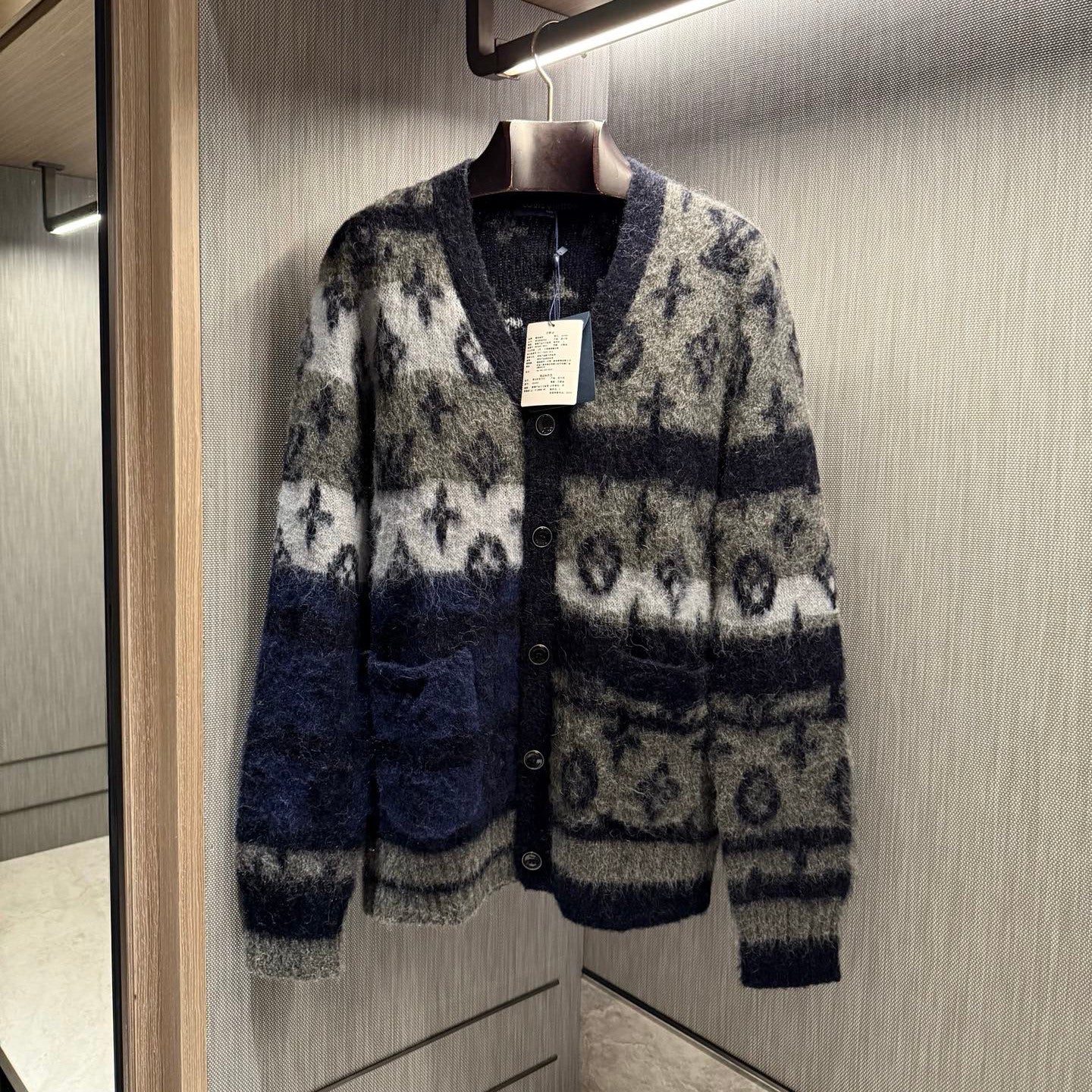 Louis Vuitton MONOGRAM Men's Fall/Winter Fashion Casual V Neck Single Button Classic Print Oversized Sweater Cardigan #79411