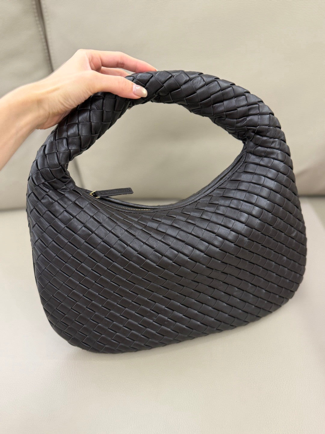 Bottega Veneta Large Maxi Veneta Bag Chocolate Brown Clutch 1.2cm Padded Intrecciato Nappa Lambskin Weave Elegant Fashionable Classic Clutch Handle Height: 18cm 856736V66V02190 #195639
