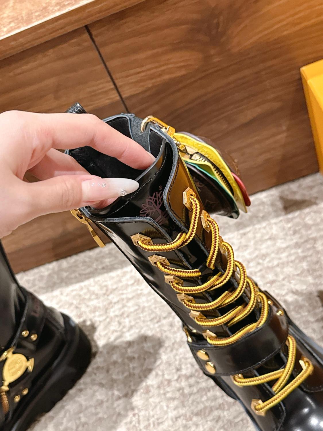 Louis Vuitton x Timberland Men's & Women's Casual Solid-Color Glossy/Matte Leather Mid-Calf Biker Boots With Laces & Zipper. Fall/Winter Flat Boots With Hamburger Bag Detail Shoes Ngvp #2536