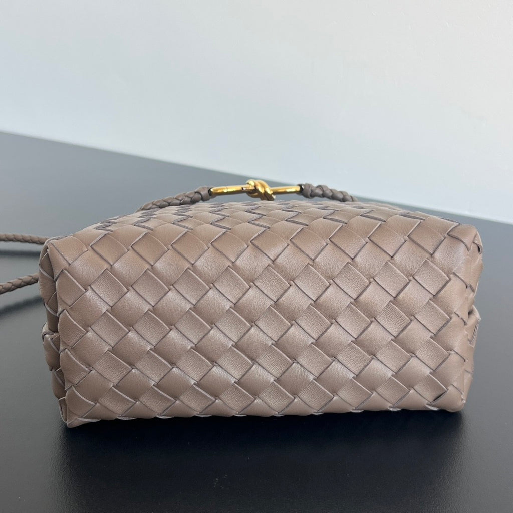 Bottega Veneta Women's Andiamo Collection Handbag Woven Magnetic Clasp Closure Leather Shoulder Crossbody Bag Bags #76212