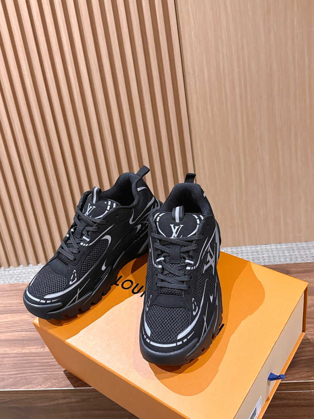 LOUIS VUITTON LV Tatic Runner Sneaker #381822
