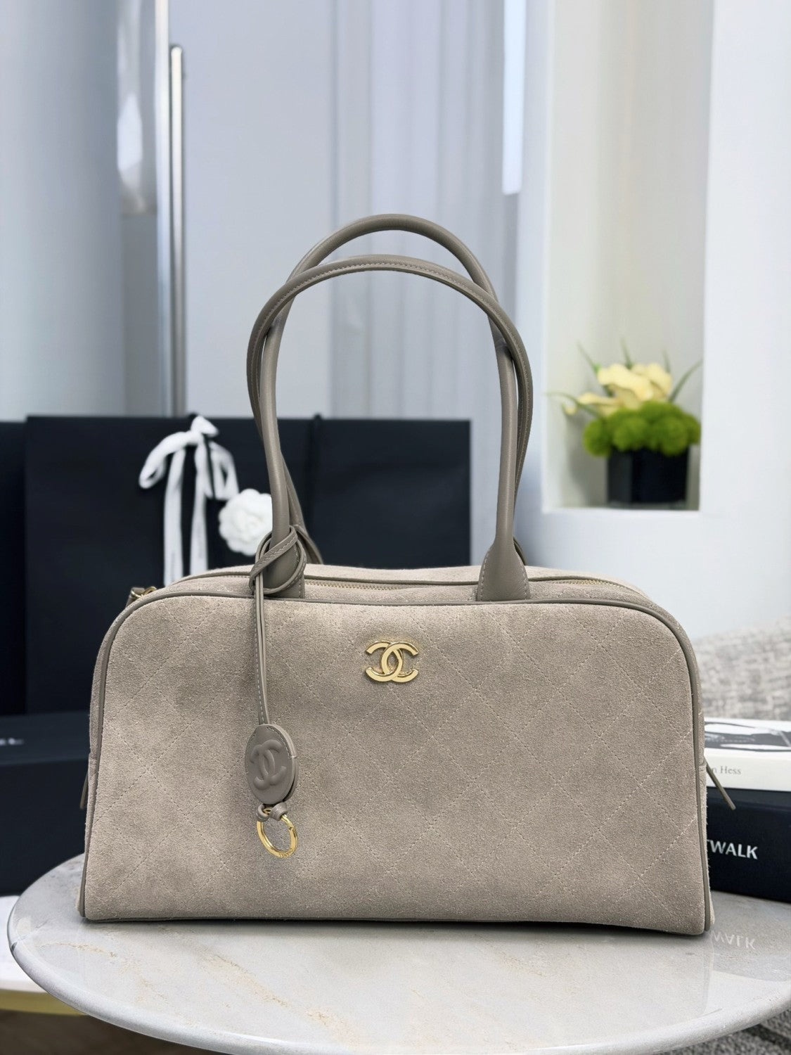 Chanel 𝟐𝟔𝐒 Vintage Suede Bowling Bag Classic Diamond-quilted Design With Metallic Double C Logo Large Capacity Tote Bag Bags #197473