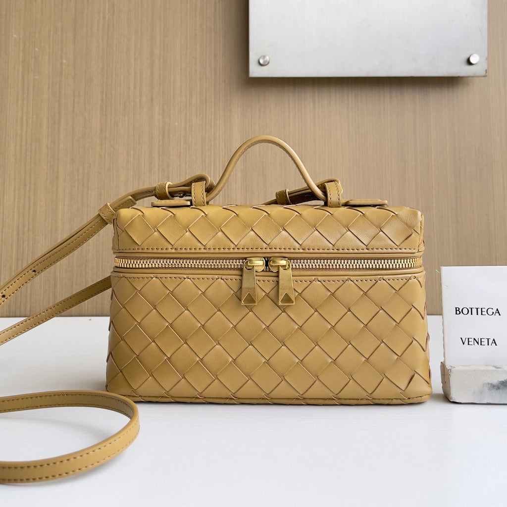 Bottega Veneta Bang Bang Women's Gold Accessories Zipper Closure Solid Color Calfskin Shoulder Crossbody Handbag Bag Bags #76533