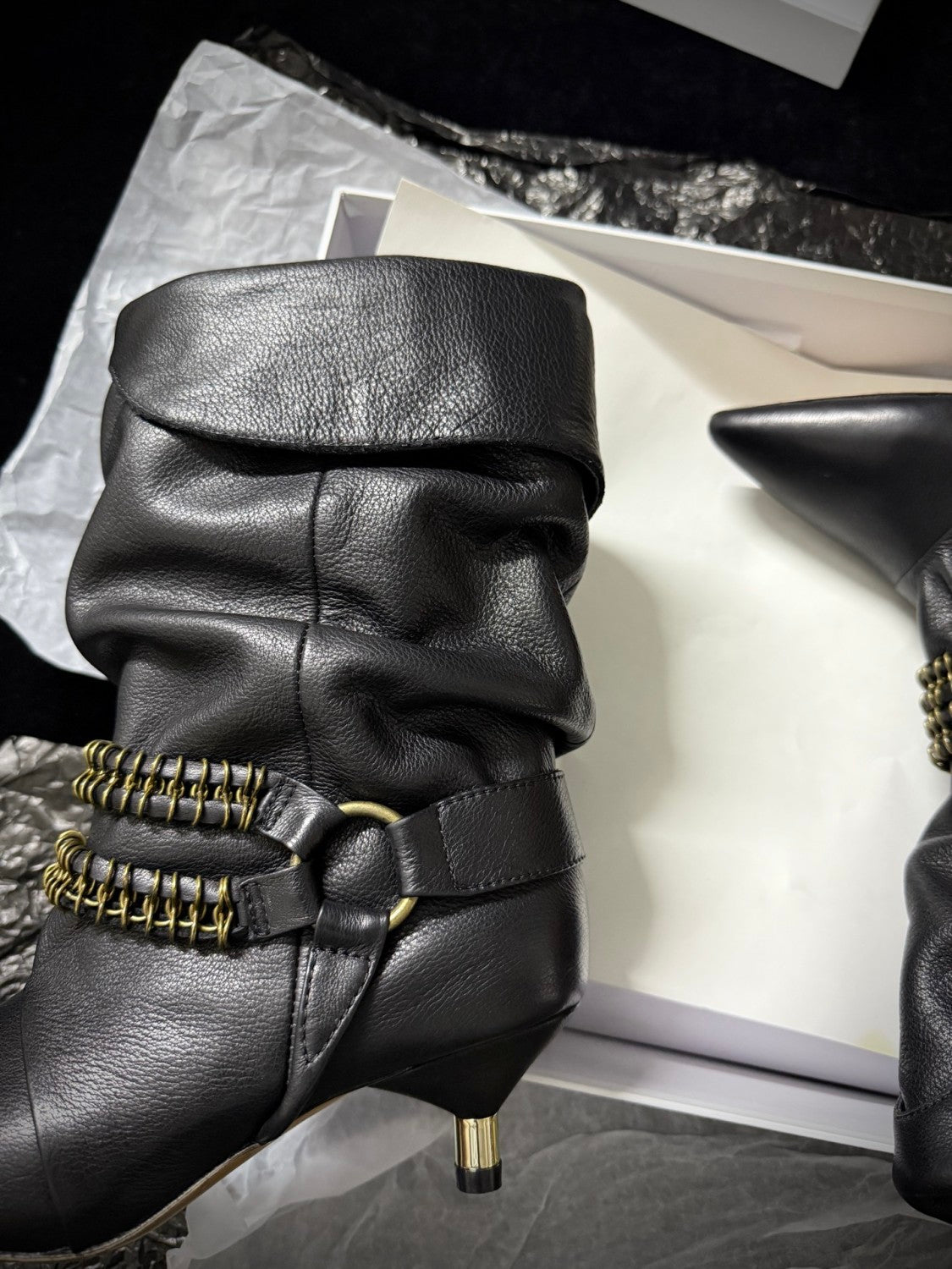 Isabel Marant Women's Autumn and Winter Edrik Leather Boots Solid Color Pointed Toe Pleated Surface Metal Chain Buckle Short Boots Heel 4.5cm Casual Shoes Ngvp #1941