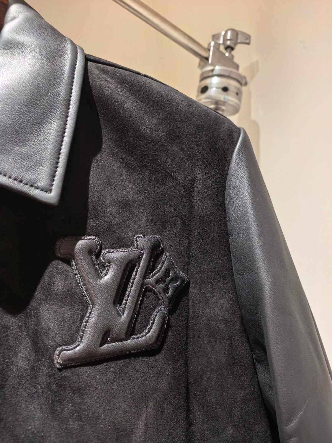 Louis Vuitton Men's Solid Color Autumn/Winter Logo Print Sheepskin Patchwork Long Sleeve Zipper Jacket #77971