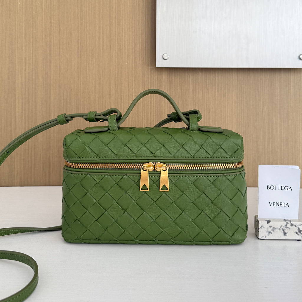 Bottega Veneta Bang Bang Women's Gold Accessories Zipper Closure Solid Color Calfskin Shoulder Crossbody Handbag Bag Bags #76533