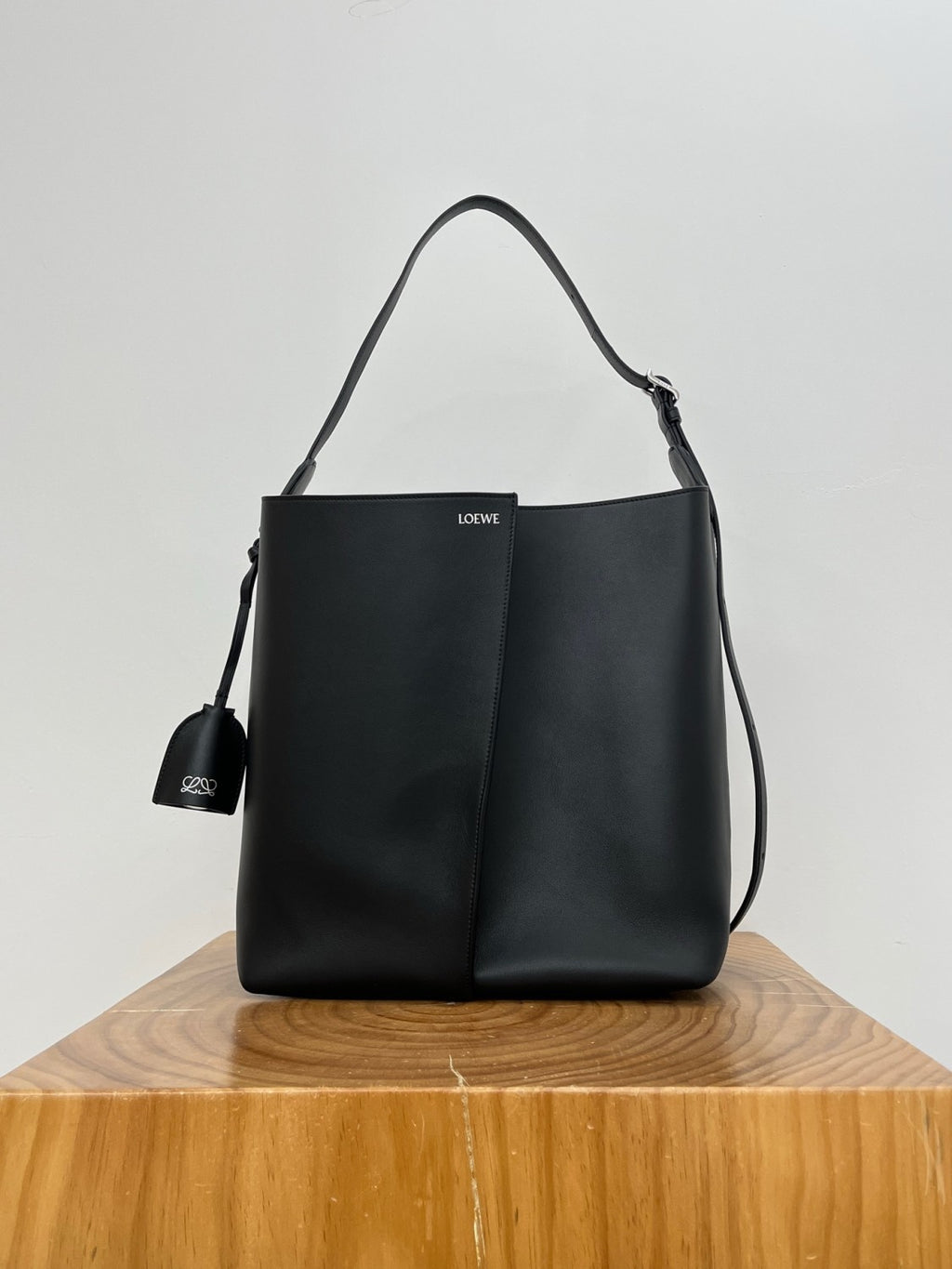 Loewe Medium Large Smooth Calfskin Bilbao Bucket Bag Stylish Minimalist Geometric Design Handbag And Crossbody Bags AWRAWRPX01 #197467