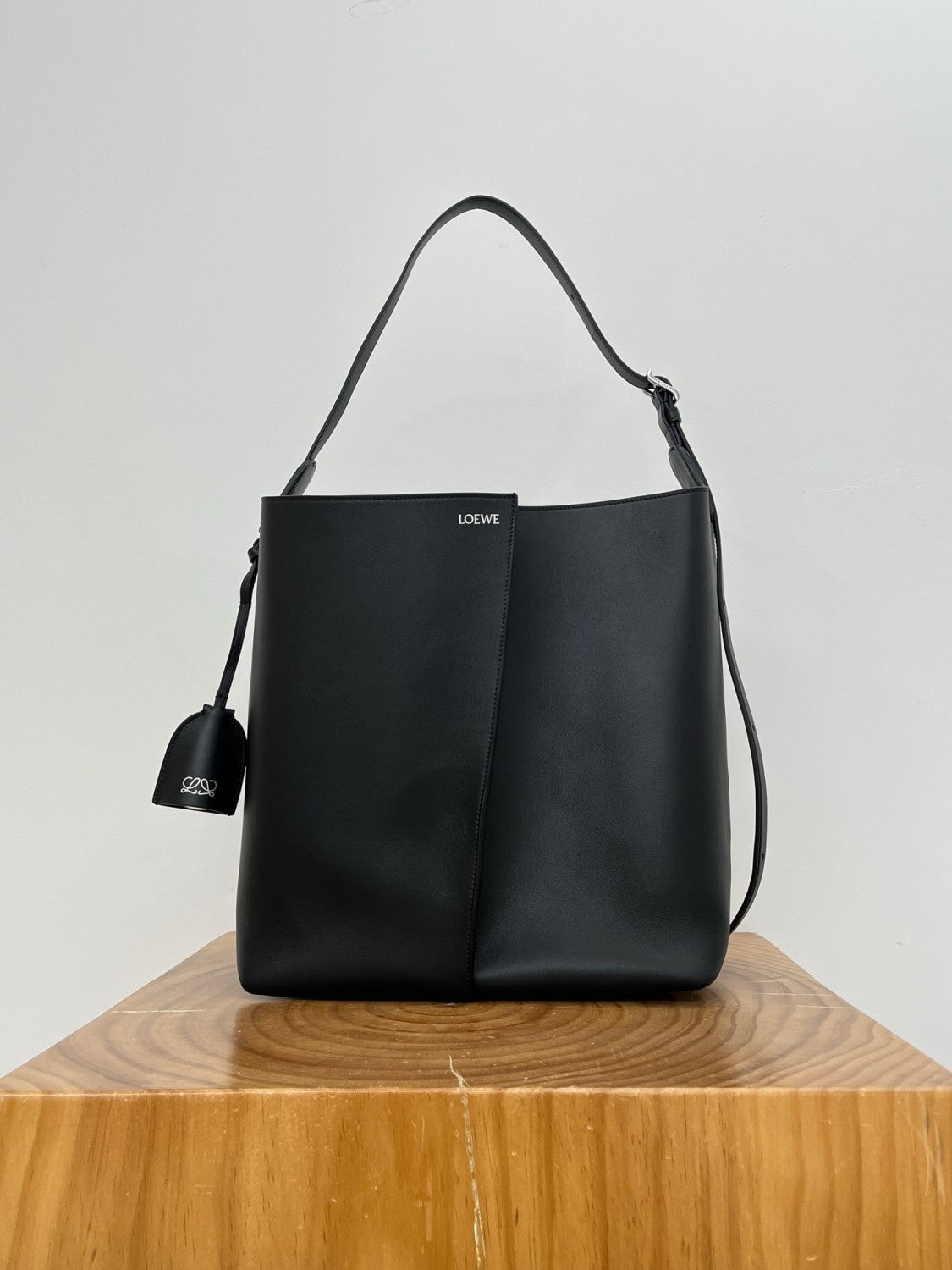 Loewe Medium Large Smooth Calfskin Bilbao Bucket Bag Stylish Minimalist Geometric Design Handbag And Crossbody Bags AWRAWRPX01 #197467