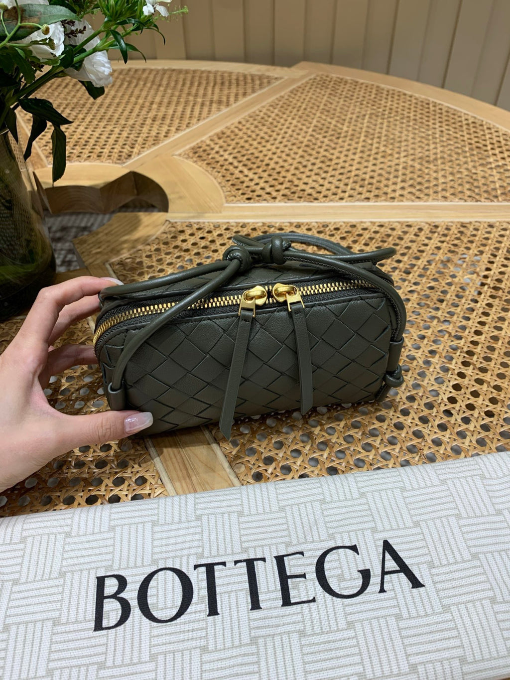 Bottega Veneta  Concert Clutch Intrecciato-woven Leather Clutch Women's Slim-strap Casual Crossbody Bag Elegant And Stylish Bags #196293