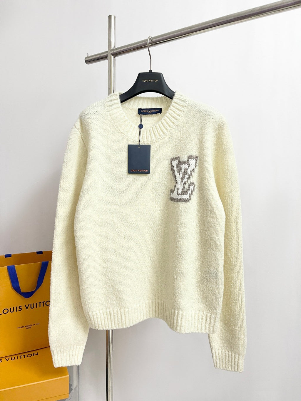 Louis Vuitton Women's Spring and Autumn Solid Color Letter Applique Crew Neck Knitted Sweater #74948