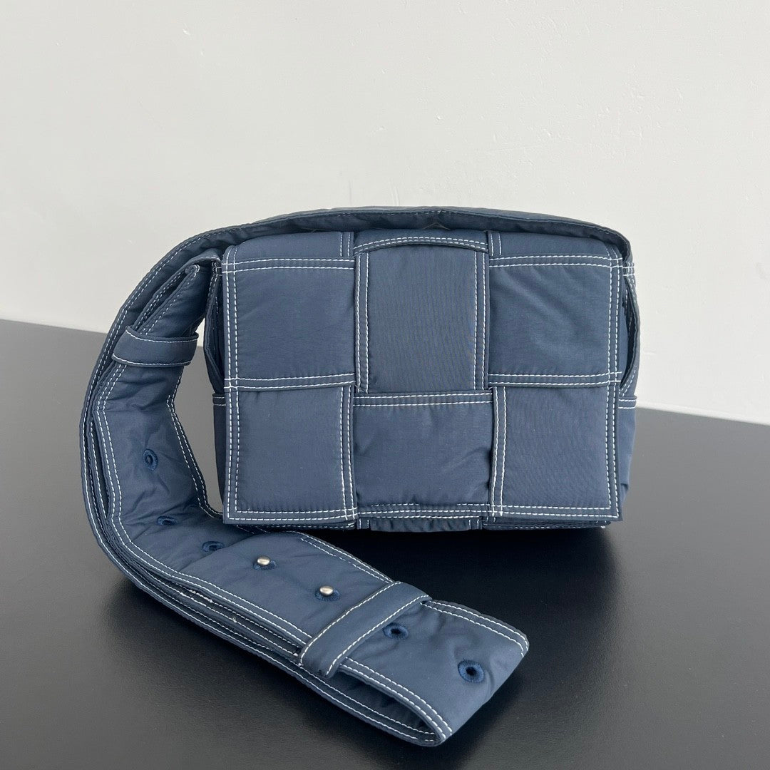 Bottega Veneta Cassette Silver Finish Magnetic Closure Intreccio Nylon Shoulder Crossbody Bag Men's Casual Fashion Trend Temperament Bags 795675V4GT13493 Ngvp  #1984
