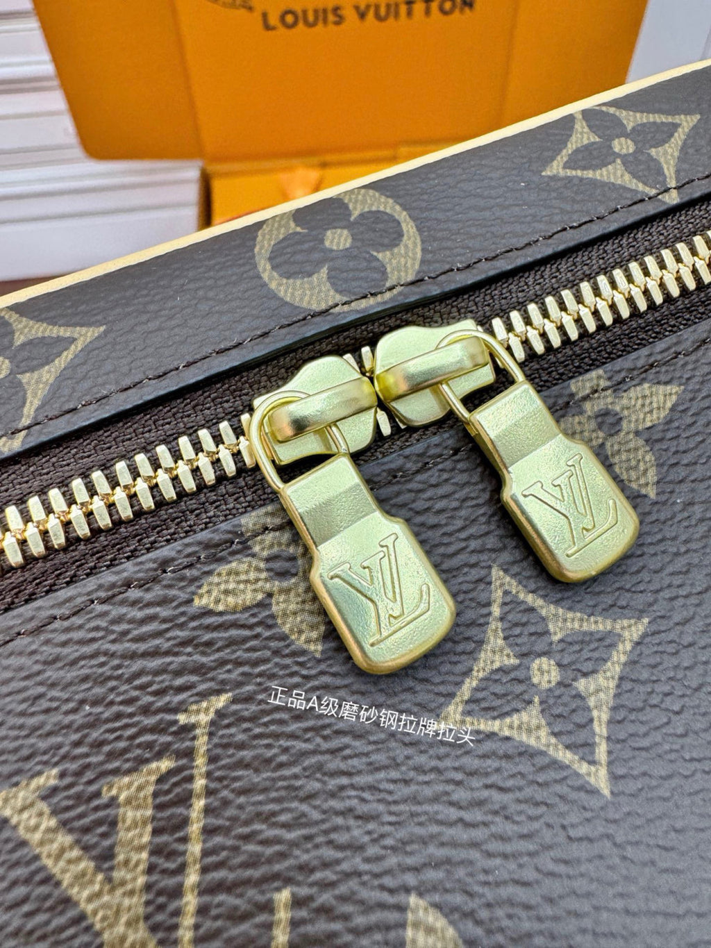 Louis Vuitton NICE Women's Brown Nice Mini Makeup Bag with LV Logo Metal Zipper Pull. Leather Handbag Makeup Bag Bags #77968