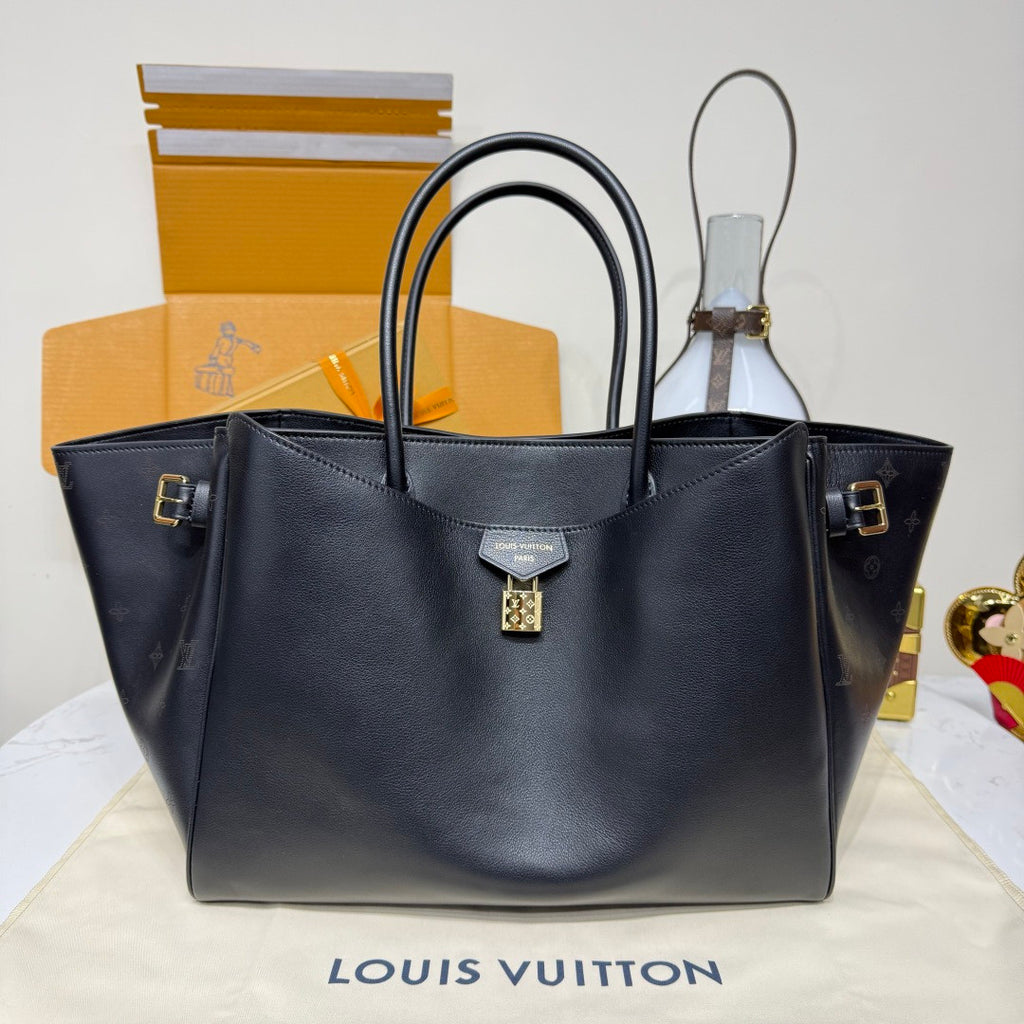 Louis Vuitton Vendôme Medium Handbag Vendome  M26501 Brown M26338 Black Chip Monogram Engraved Padlock Fashionable Modern Clutch Tote Crossbody Bag #195566