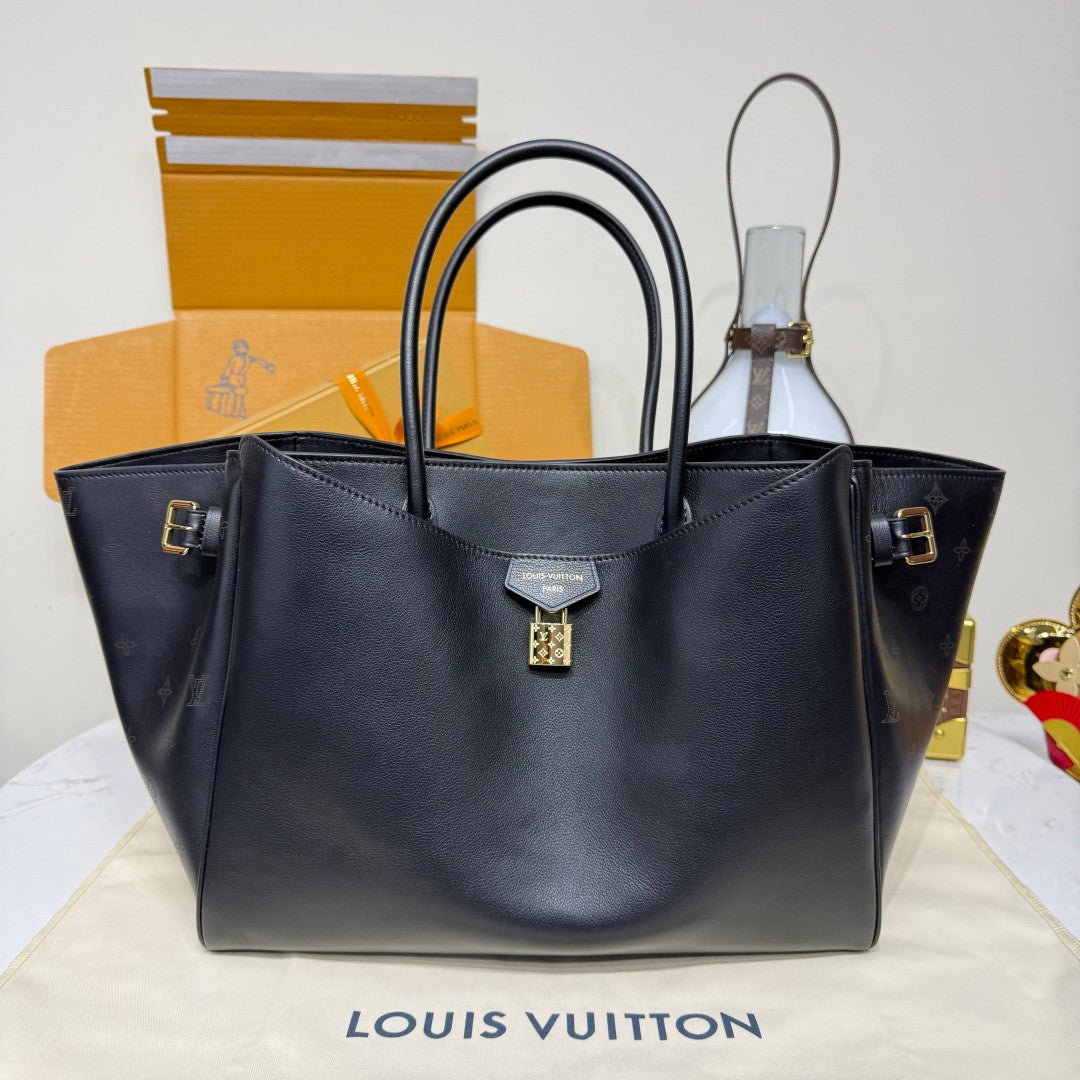 Louis Vuitton Vendôme Medium Handbag Vendome  M26501 Brown M26338 Black Chip Monogram Engraved Padlock Fashionable Modern Clutch Tote Crossbody Bag #195566