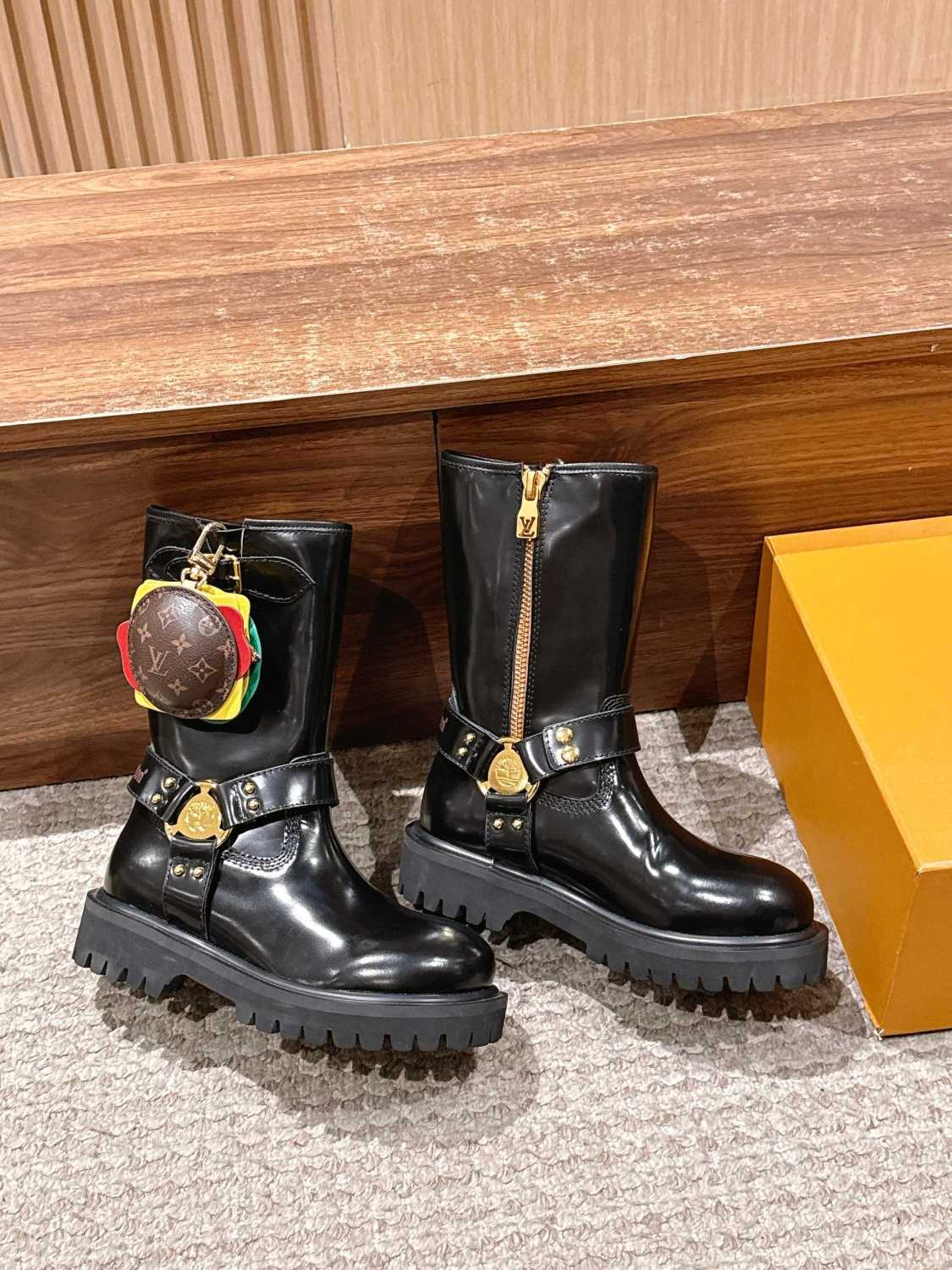 Louis Vuitton x Timberland Men's & Women's Fall/Winter Fashion Hamburger Bag Detail Leather Lined Sheepskin Solid Color Flat Zipper Casual Mid-Calf Motorcycle Boots Shoes Ngvp #2534