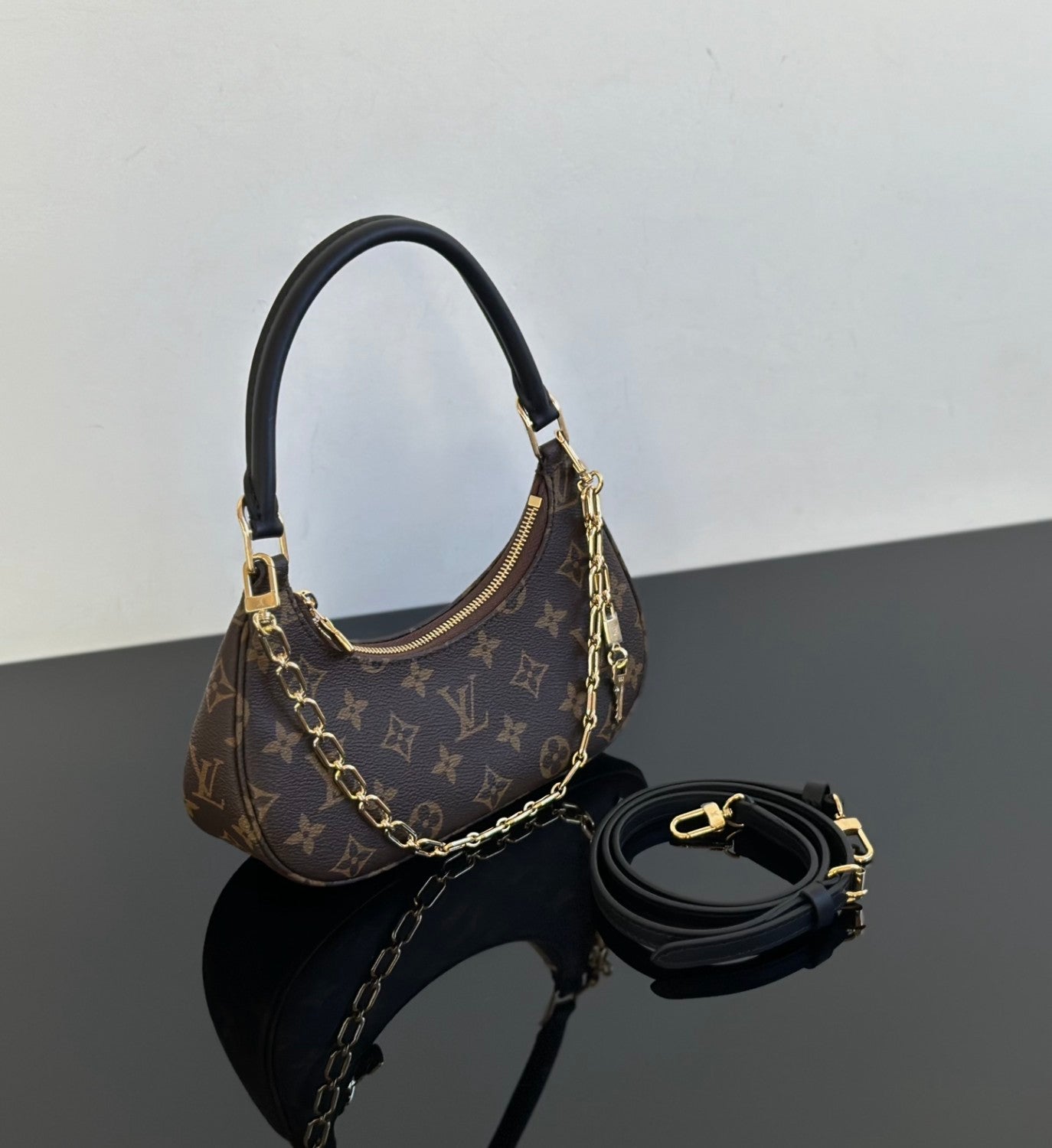 Louis Vuitton 2025 New Crescent Moon Bag. Cathy Small L Monogram Handbag. Comes with Full Packaging #83131A