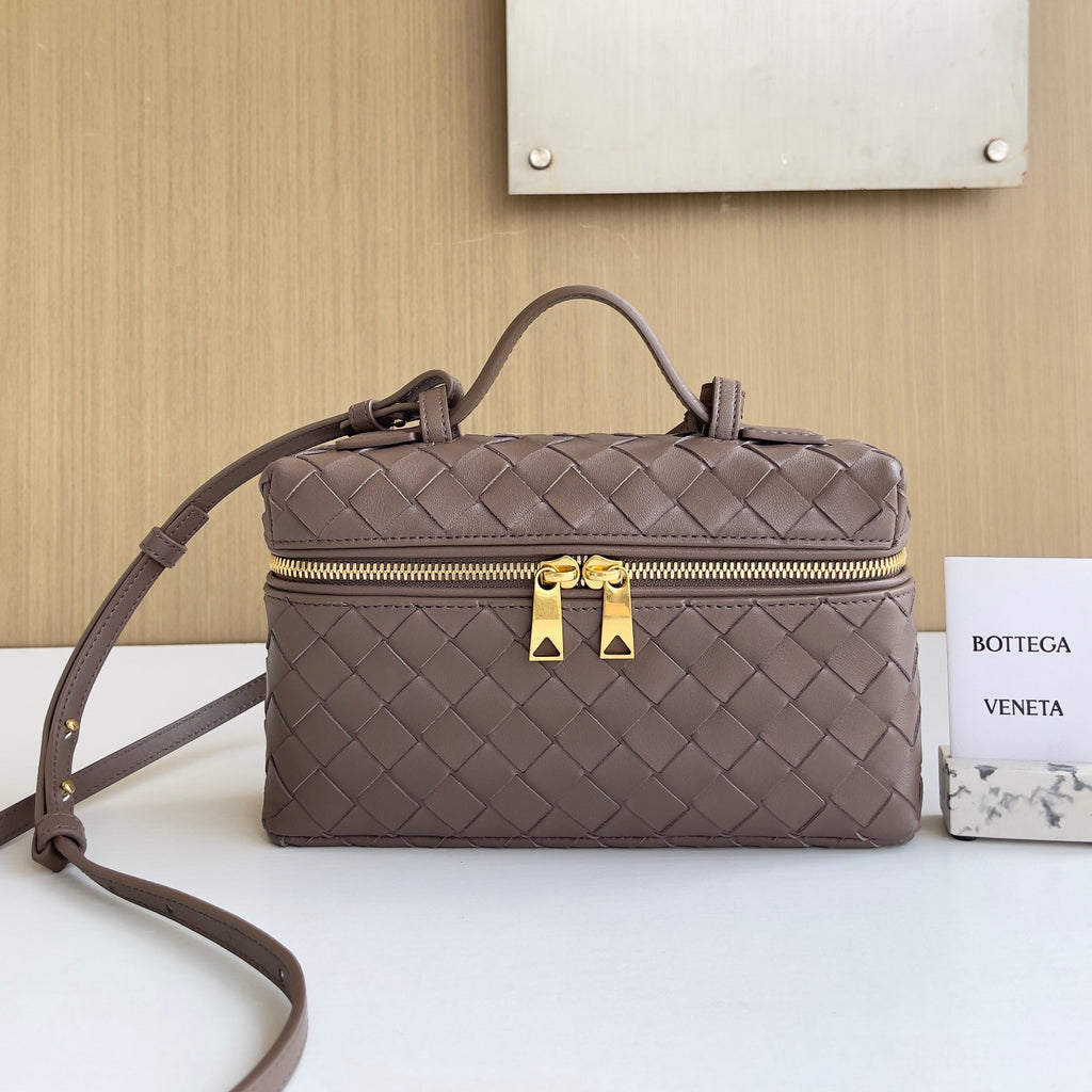 Bottega Veneta Bang Bang Women's Gold Accessories Zipper Closure Solid Color Calfskin Shoulder Crossbody Handbag Bag Bags #76533