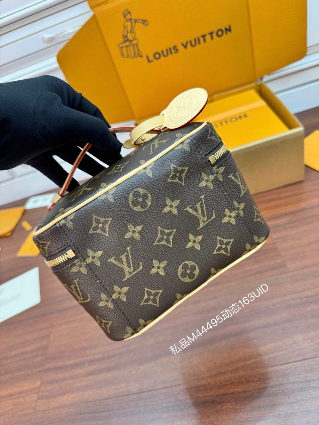 Louis Vuitton NICE Women's Brown Nice Mini Makeup Bag with LV Logo Metal Zipper Pull. Leather Handbag Makeup Bag Bags #77968