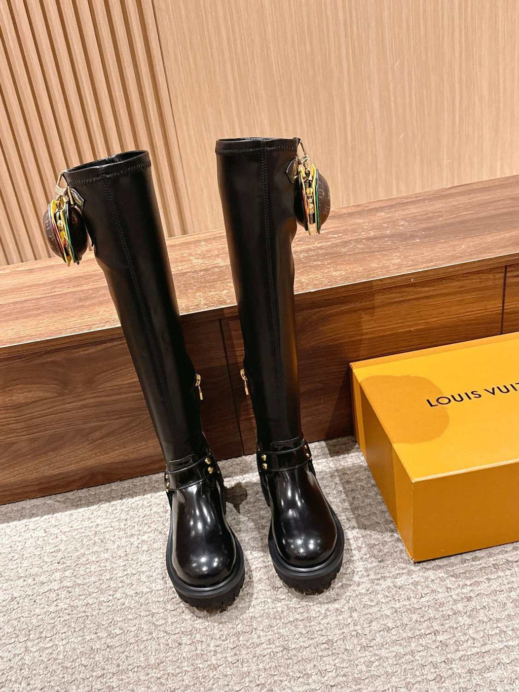 Louis Vuitton x Timberland Men's & Women's Fall/Winter Glossy & Matte Leather Solid Color High-Top Boots - Casual Zipper Round-Toe Shoes Hamburger Bag Detail Ngvp #2533