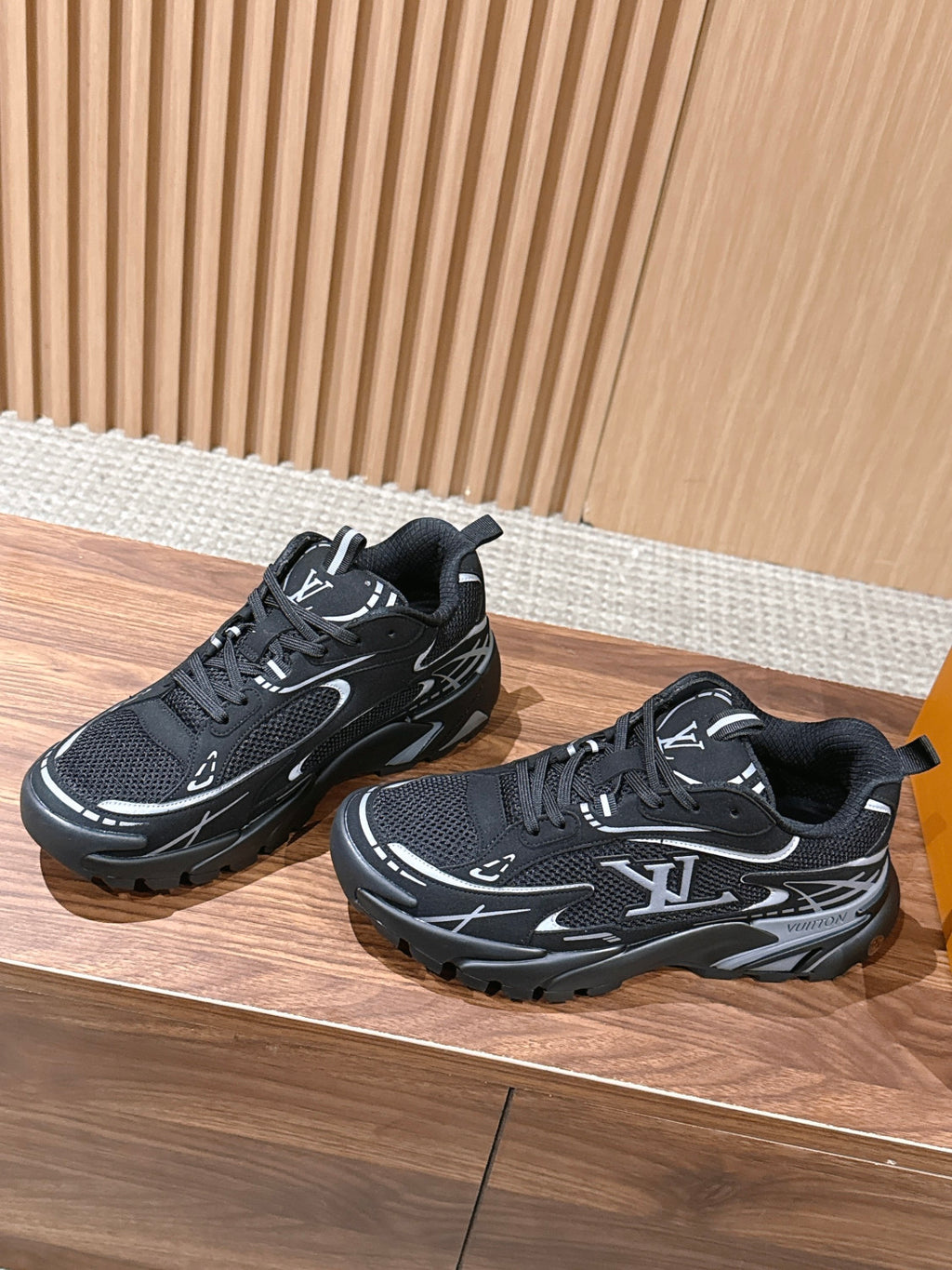 LOUIS VUITTON LV Tatic Runner Sneaker #381822