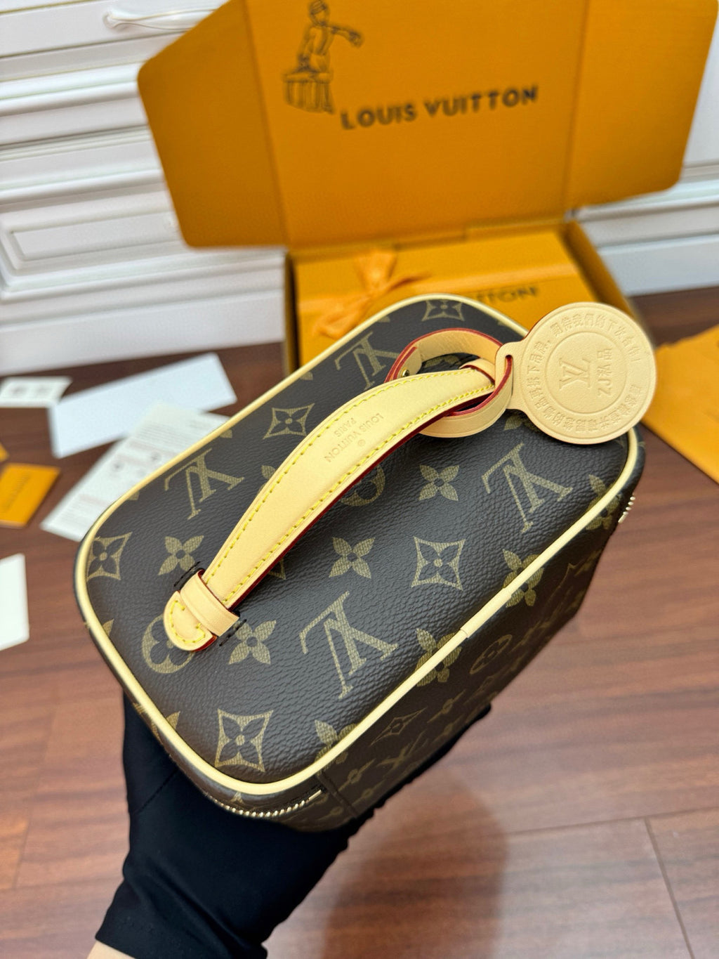 Louis Vuitton NICE Women's Brown Nice Mini Makeup Bag with LV Logo Metal Zipper Pull. Leather Handbag Makeup Bag Bags #77968