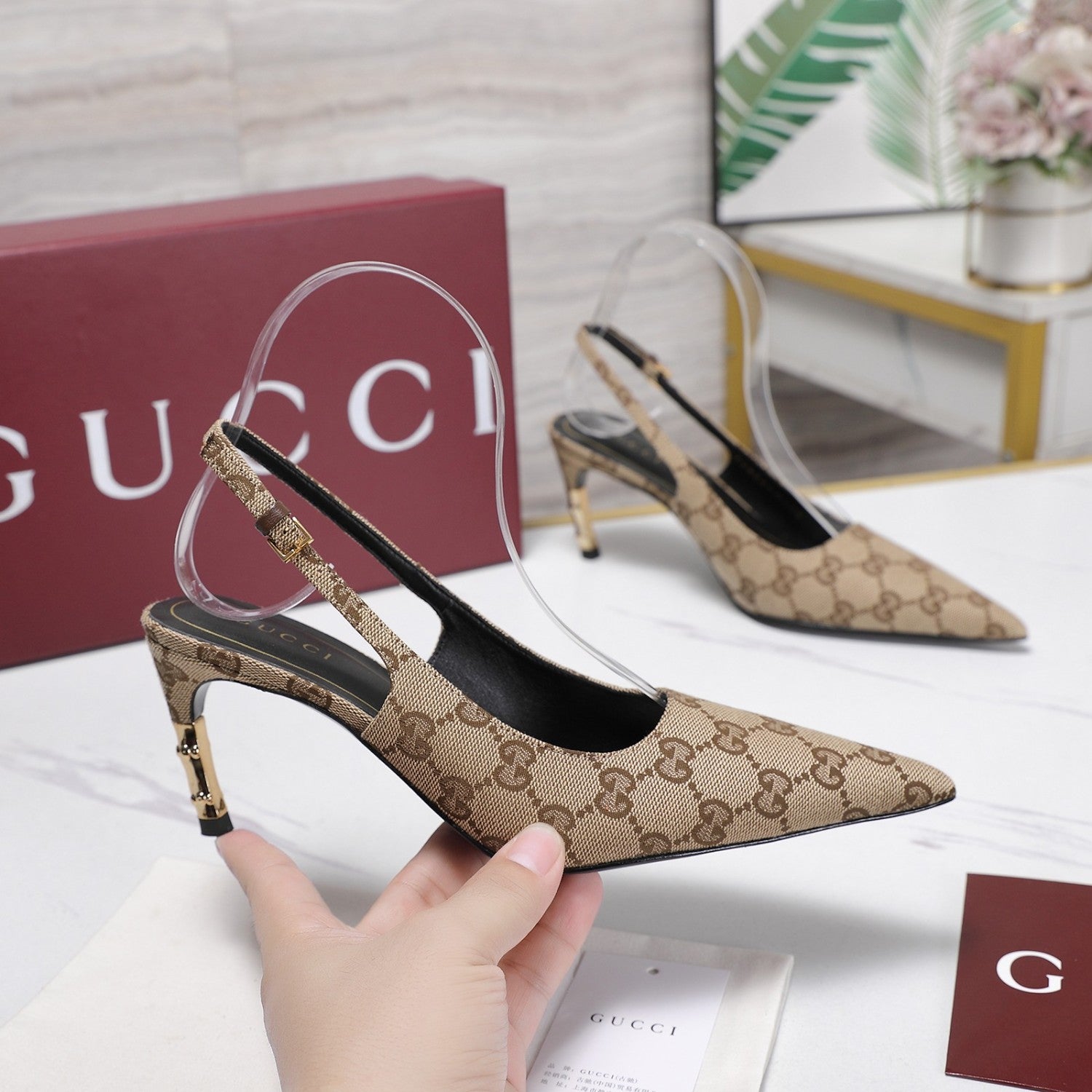 Gucci Cowhide Chain Decoration Horseshoe Heel Sandals #387647