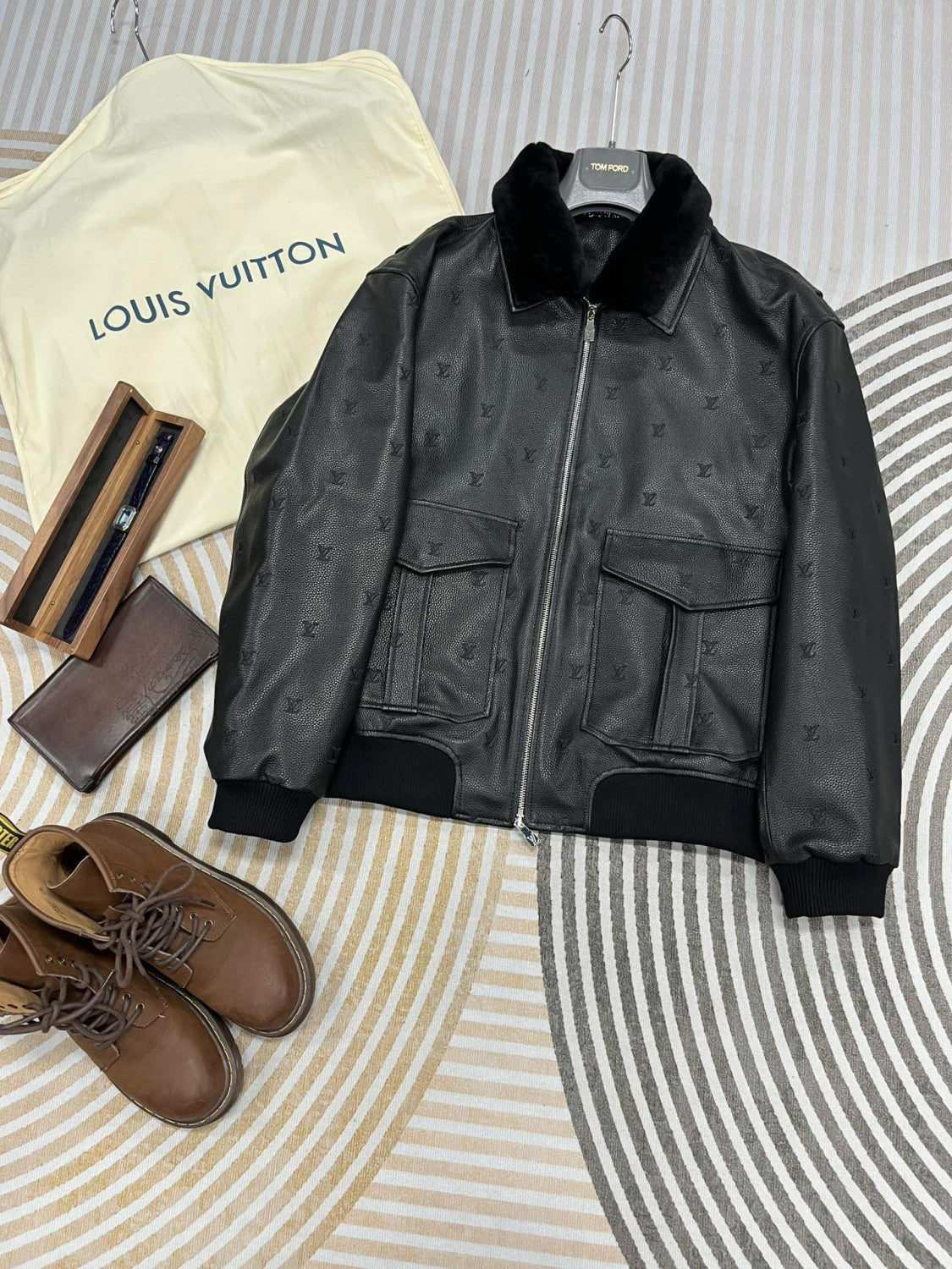 Louis Vuitton Men's Fall/winter Pilot Drawstring Jacket Solid Color Logo Jacquard Hair Collar Colorblocking Leather Jacket Back With Vents #73354