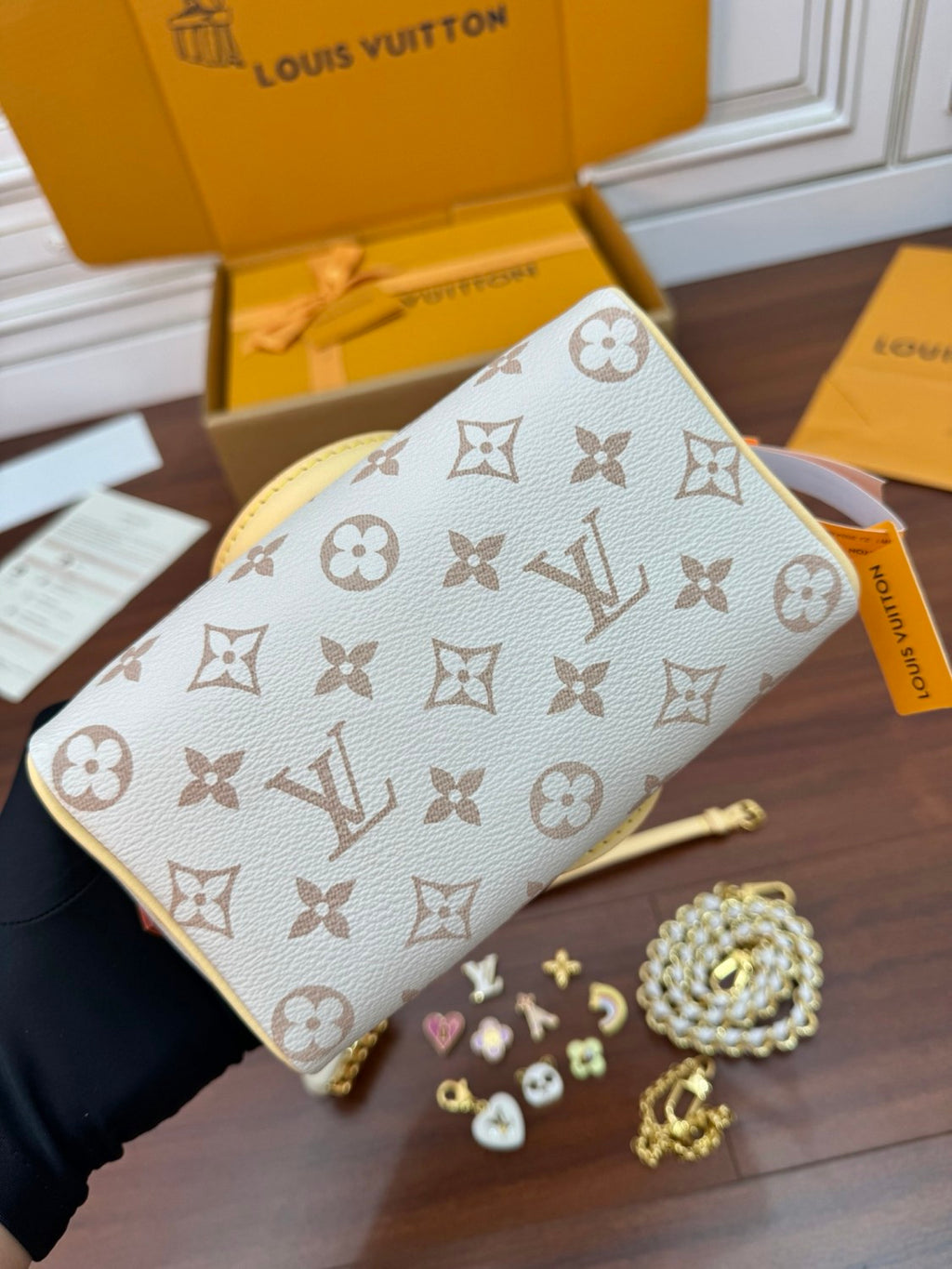 LOUIS VUITTON Speedy 18 Classic Monogram Flower Detachable Shoulder Strap Chain Handbag Shoulder Bag. Crossbody Bag Two-tone Bags Model: M24474  #81987A