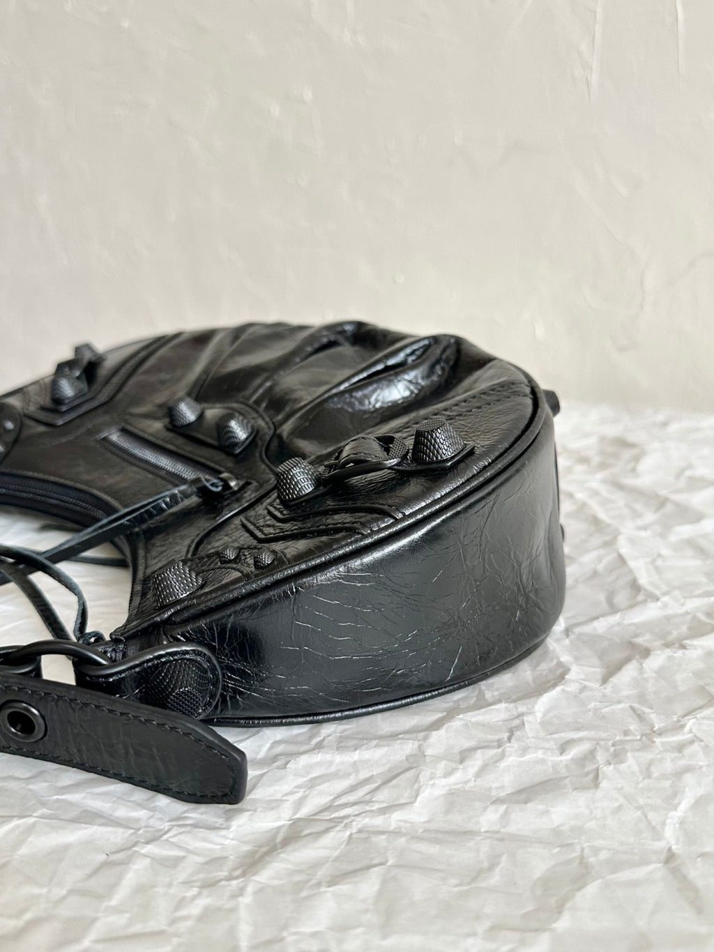 Balenciaga Le Cagole rivet silver buckle fine grain sheep leather half-moon bag crescent bag dumpling bag motorcycle bag armpit bag crossbody bag shoulder bag women's black #332101