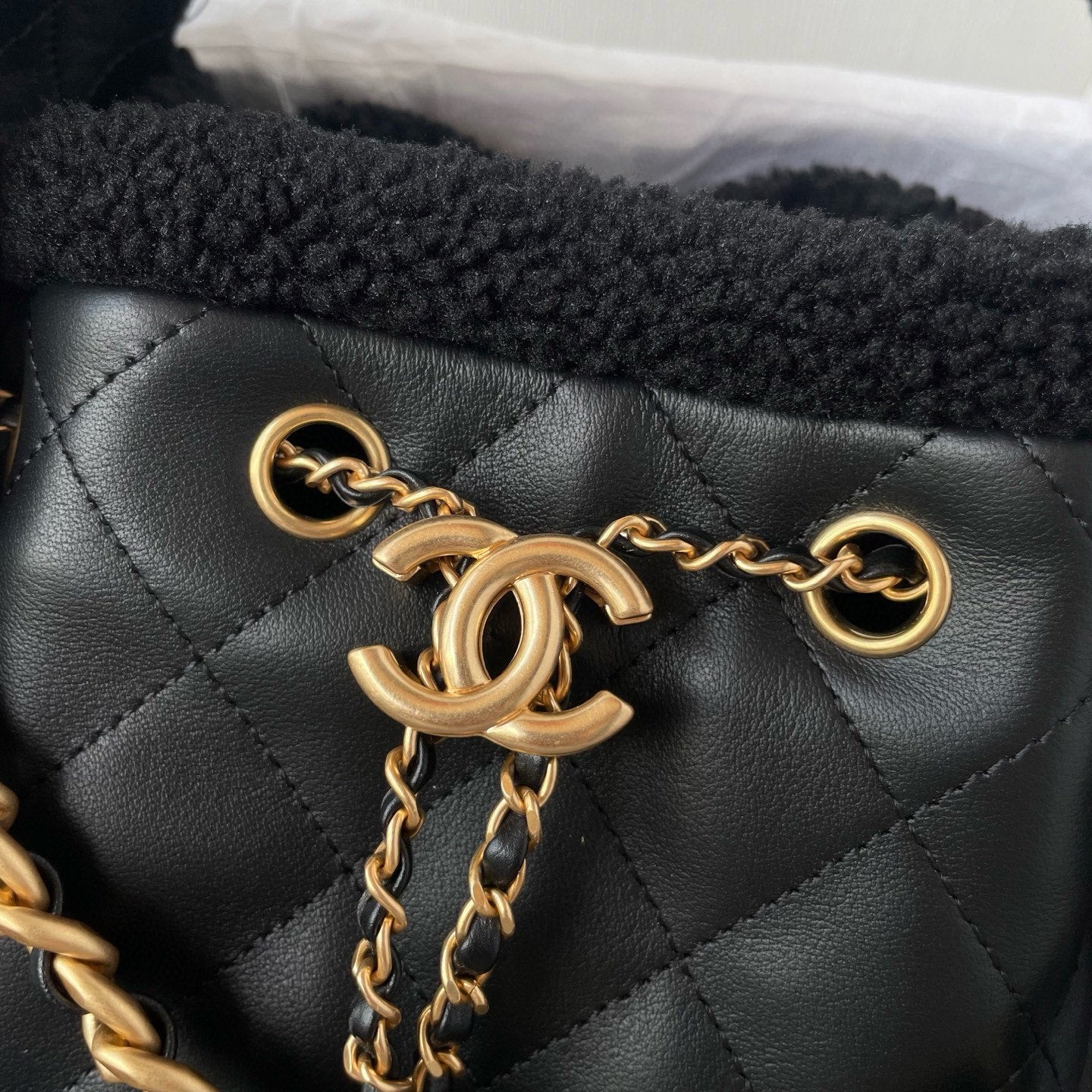 Chanel 25C Fall/Winter Catwalk Series Brand Logo Sheepskin Tote White Black Lattice Pattern Leather Through Chain Canvas Crossbody Shoulder Bag