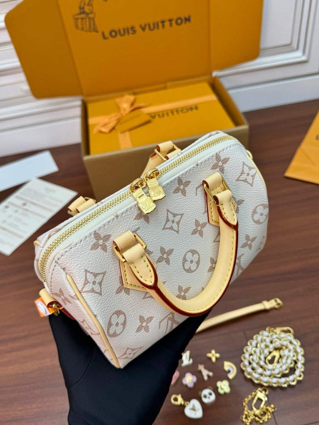 LOUIS VUITTON Speedy 18 Classic Monogram Flower Detachable Shoulder Strap Chain Handbag Shoulder Bag. Crossbody Bag Two-tone Bags Model: M24474  #81987A