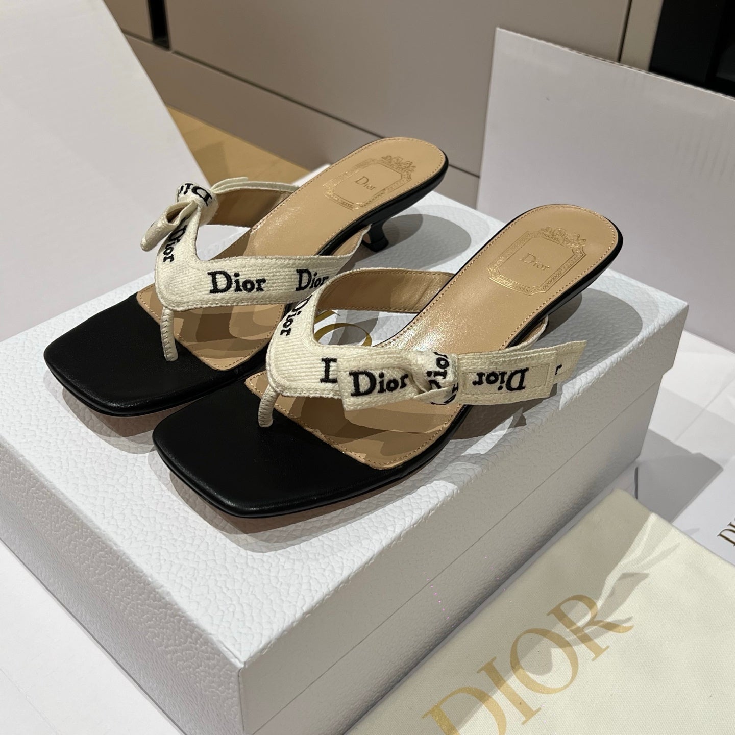 DIOR J Adior Heeled Thong Sandal White Embroidered Cotton and Black Lambskin #385829