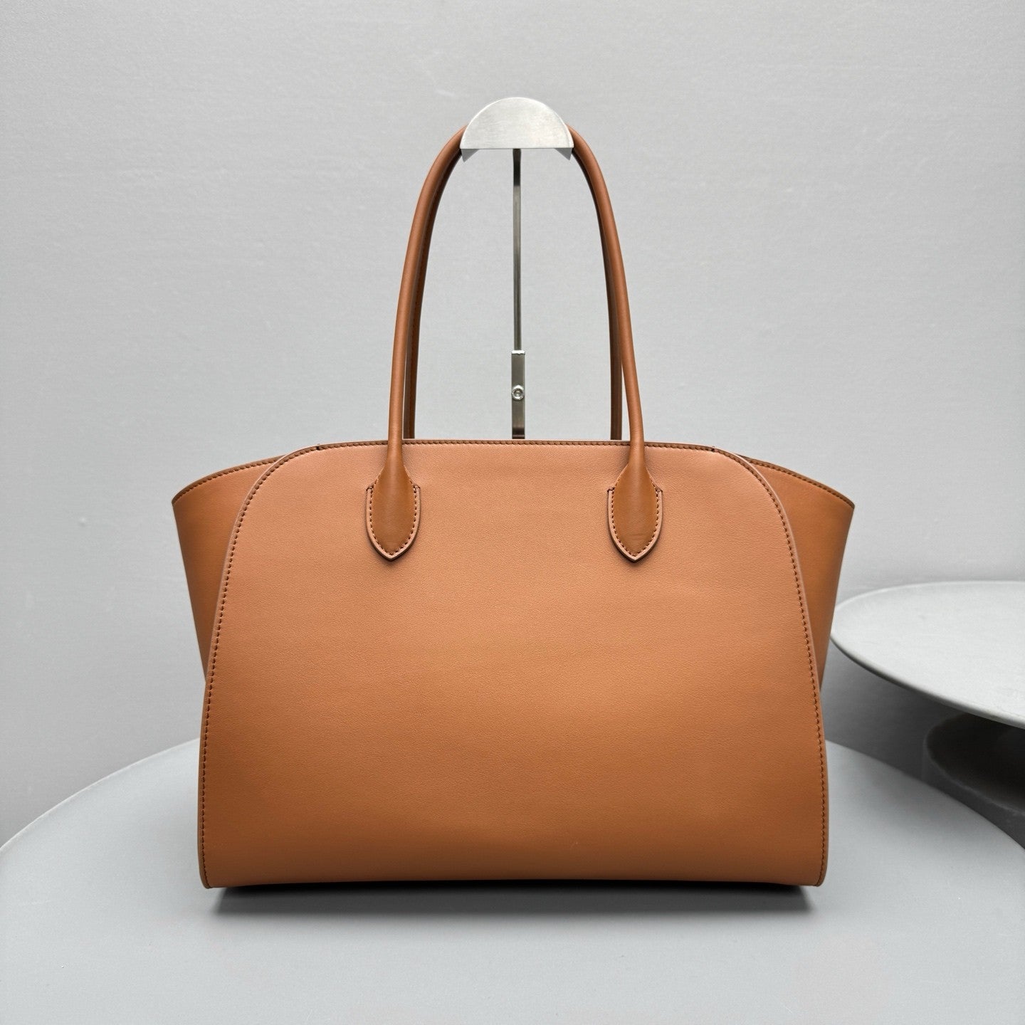 THE ROW Men's & Women's Marlo 14 Grained Leather Shopping Tote Solid Color Plain-Weave Leather Handbag Tote Bag Bags W1800L133BLANS #81731