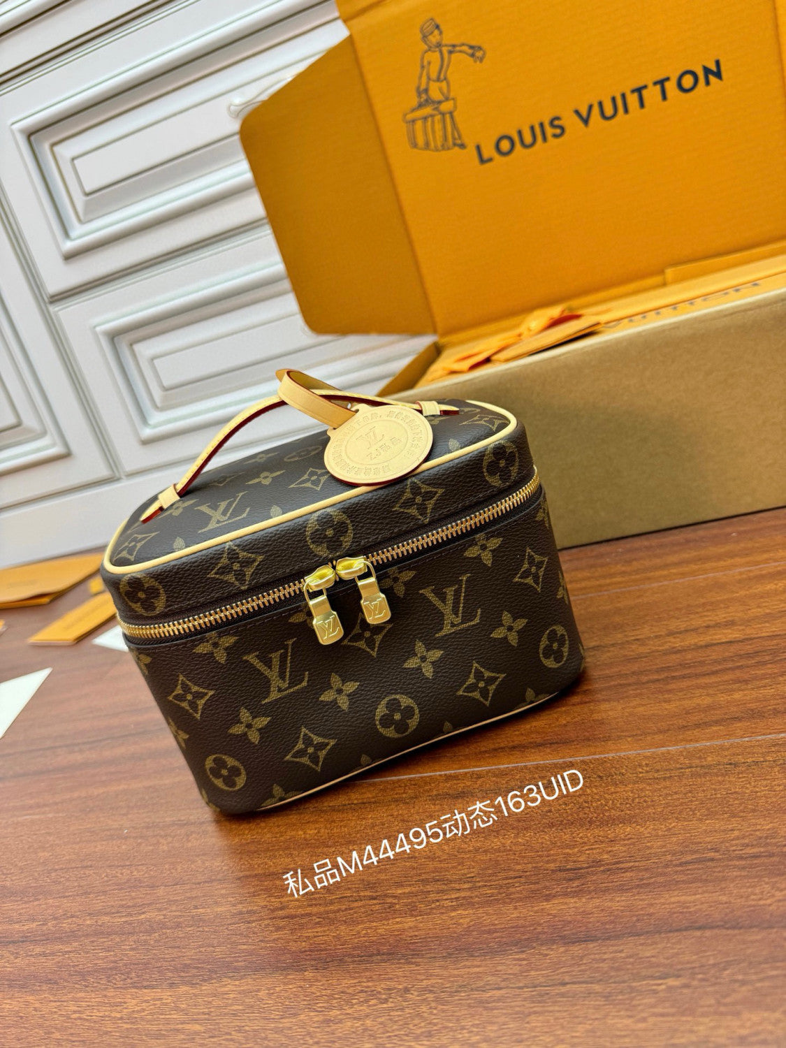 Louis Vuitton NICE Women's Brown Nice Mini Makeup Bag with LV Logo Metal Zipper Pull. Leather Handbag Makeup Bag Bags #77968