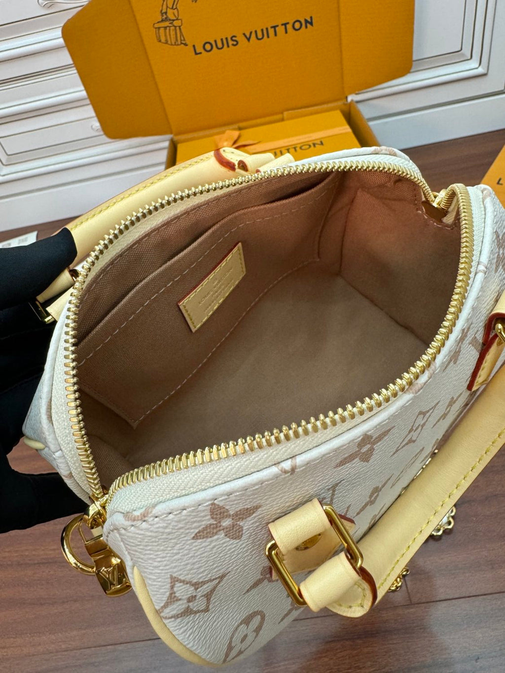 LOUIS VUITTON Speedy 18 Classic Monogram Flower Detachable Shoulder Strap Chain Handbag Shoulder Bag. Crossbody Bag Two-tone Bags Model: M24474  #81987A
