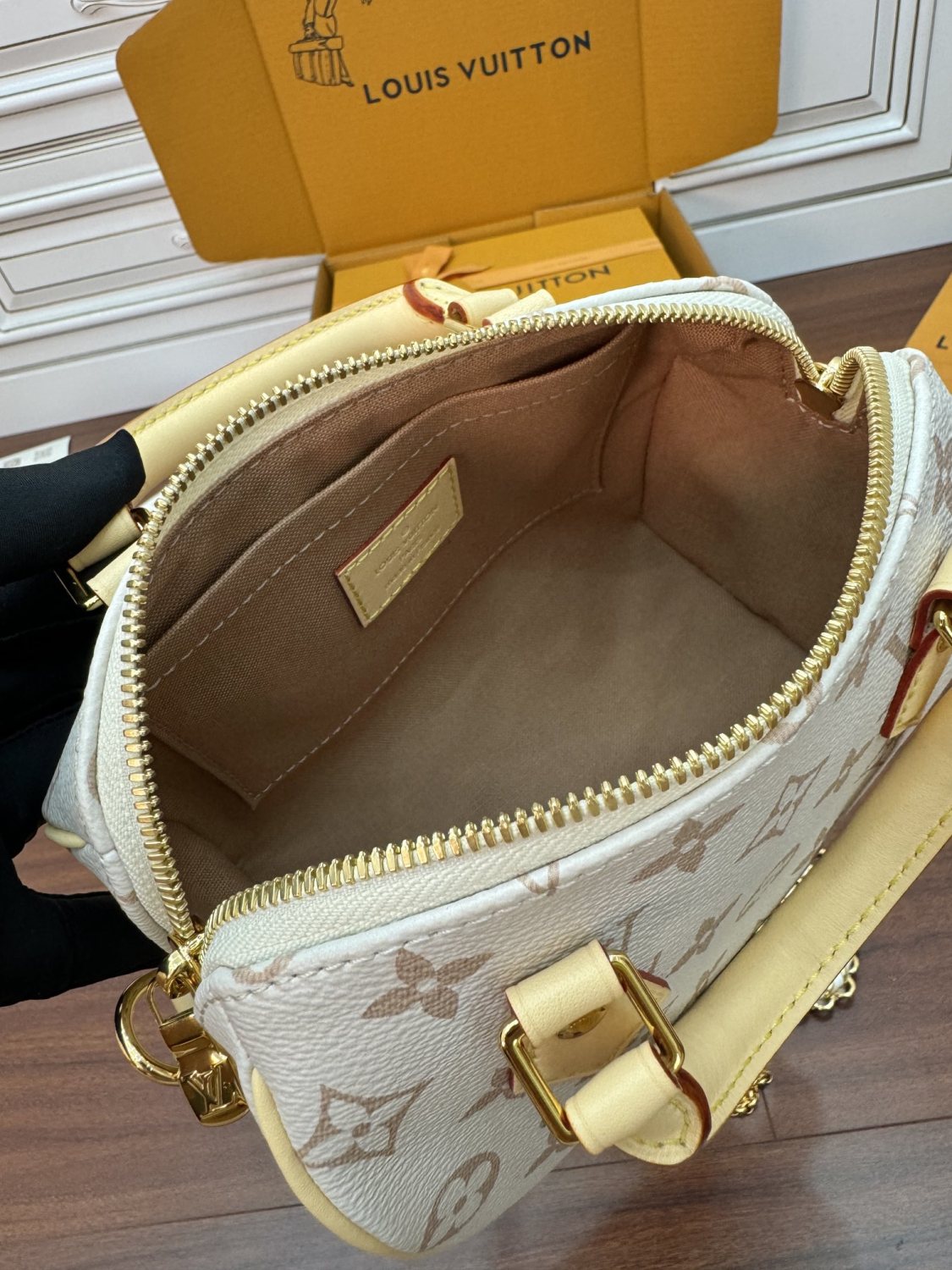 LOUIS VUITTON Speedy 18 Classic Monogram Flower Detachable Shoulder Strap Chain Handbag Shoulder Bag. Crossbody Bag Two-tone Bags Model: M24474  #81987A