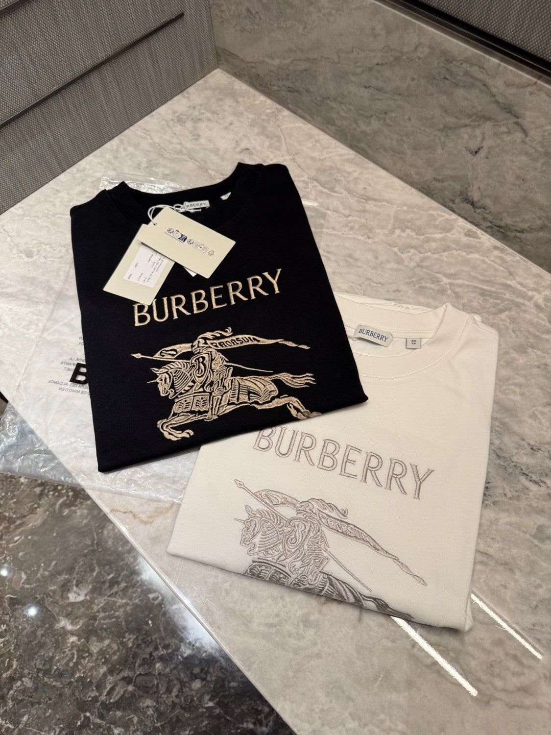 Burberry 26SS Men's and Women's Solid Color T-shirt With Embroidered Logo and Word Art Graffiti #333415