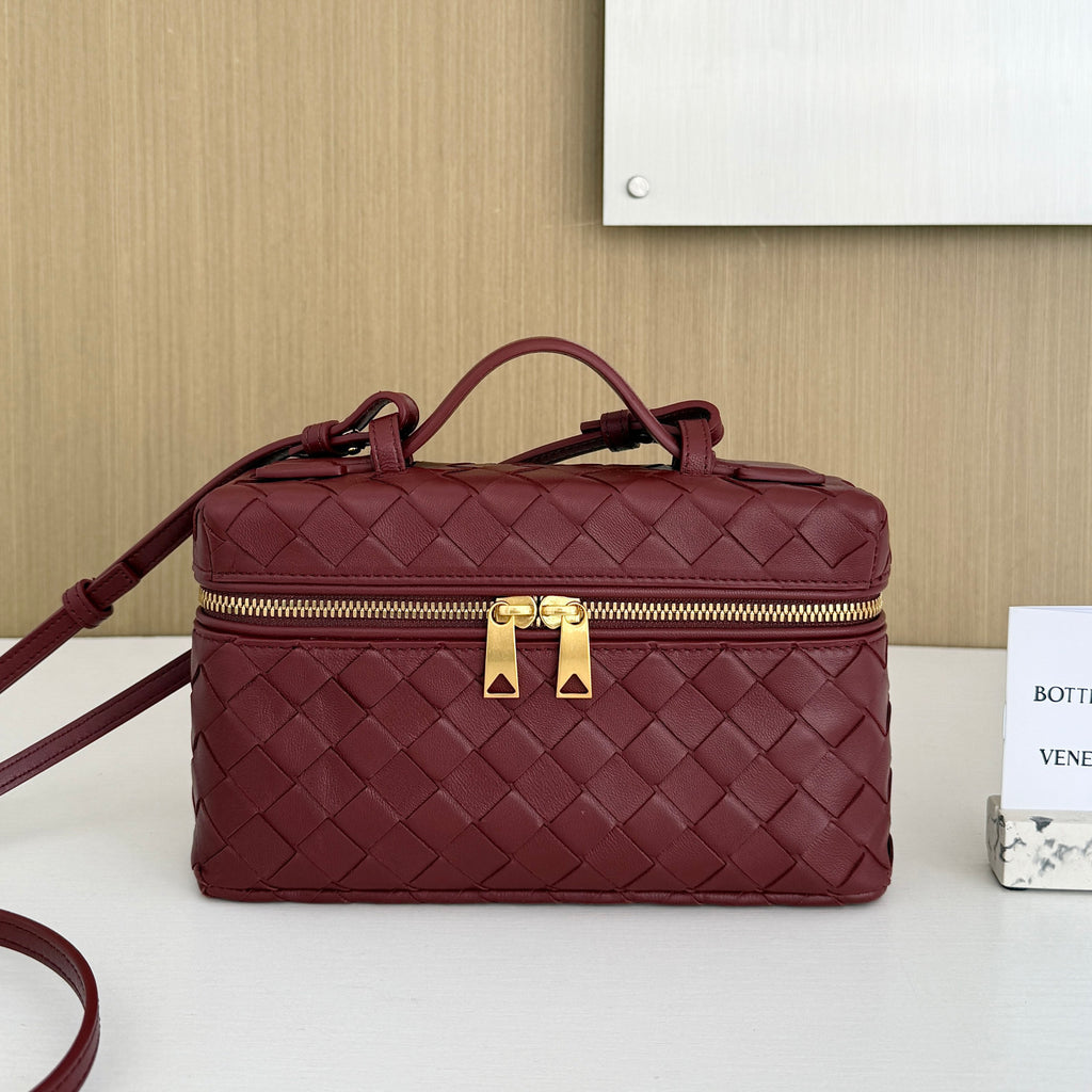 Bottega Veneta Bang Bang Women's Gold Accessories Zipper Closure Solid Color Calfskin Shoulder Crossbody Handbag Bag Bags #76533