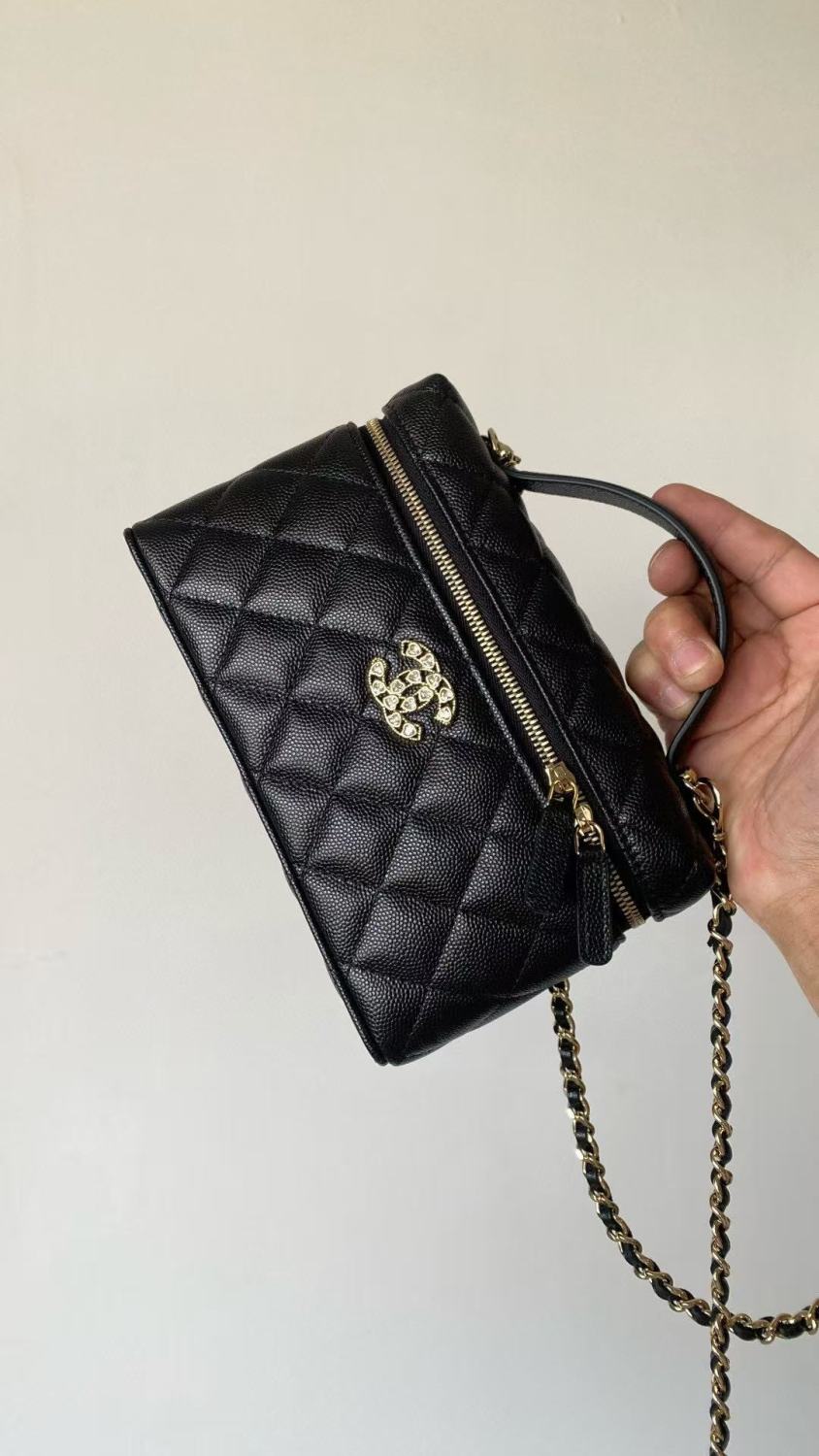 CHANEL 25P Women's Black Heart-Shaped Rhinestone Buckle with Brand Logo. Litchi Leather Shoulder/Crossbody Bag #81935L