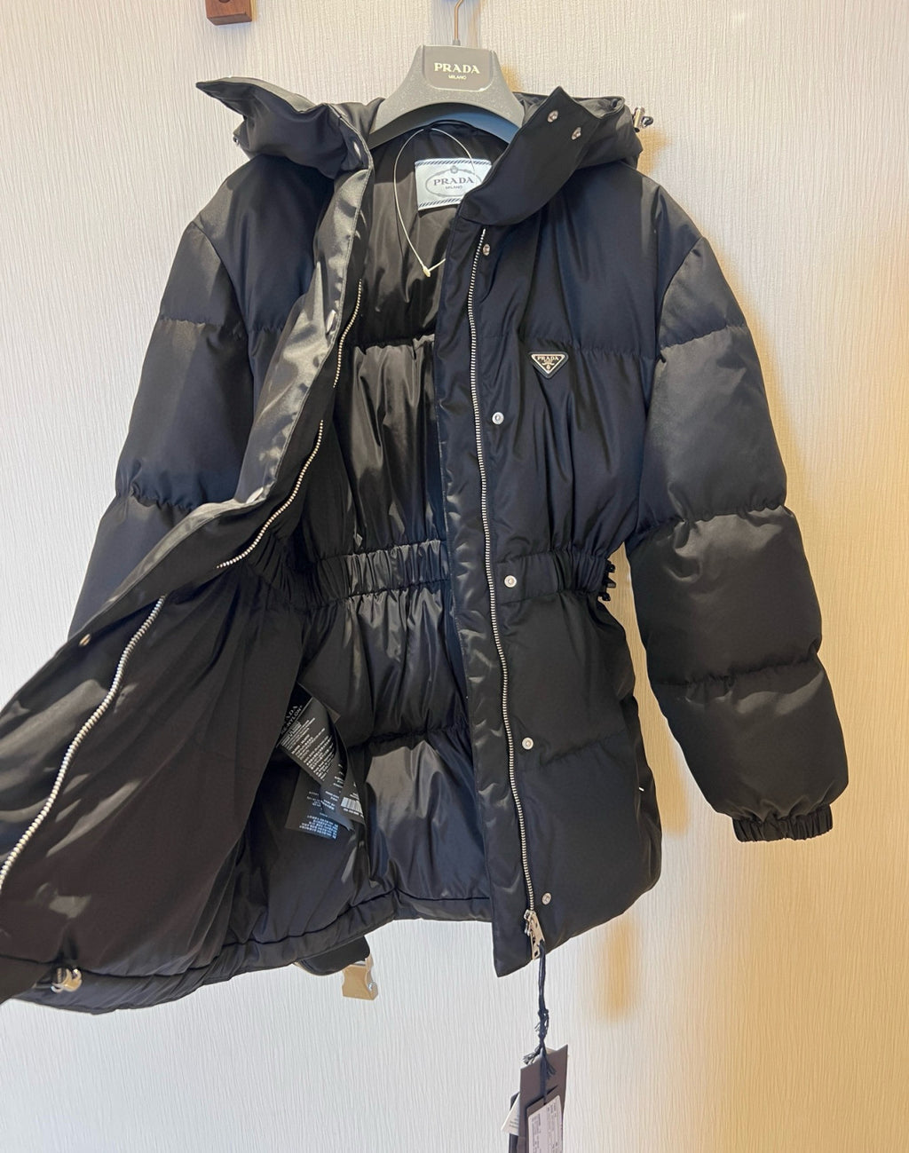 Prada Women's Autumn/Winter Single-Breasted Nylon Belt Long-Sleeved Solid Color Hooded Puffer Down Jacket Ngvp #81482