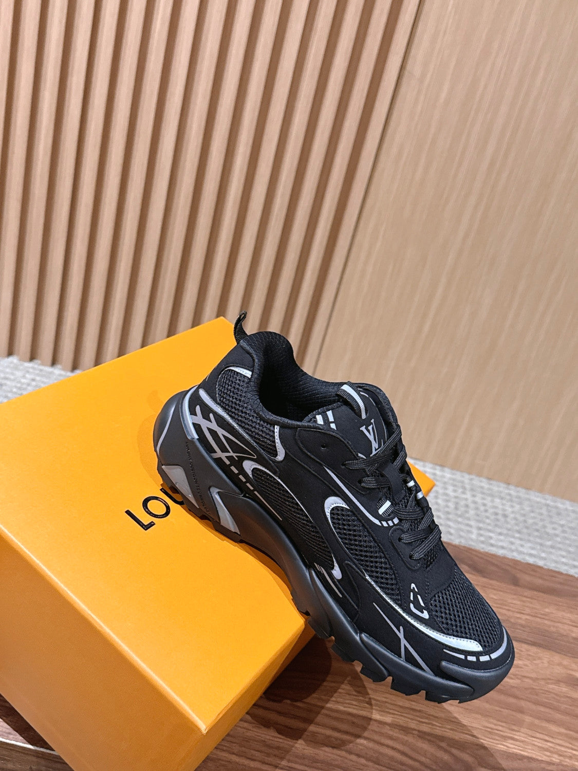 LOUIS VUITTON LV Tatic Runner Sneaker #381822