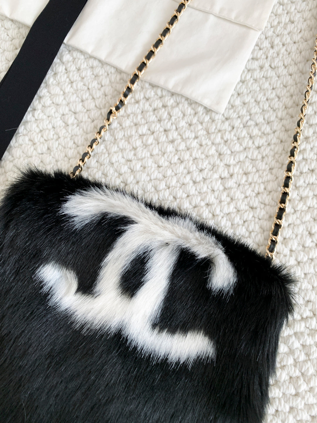 Chanel Autumn/winter Plush Chain Crossbody Bag With Double C Logo Stylish And Trendy Exquisite Handbag In Black And White #192905