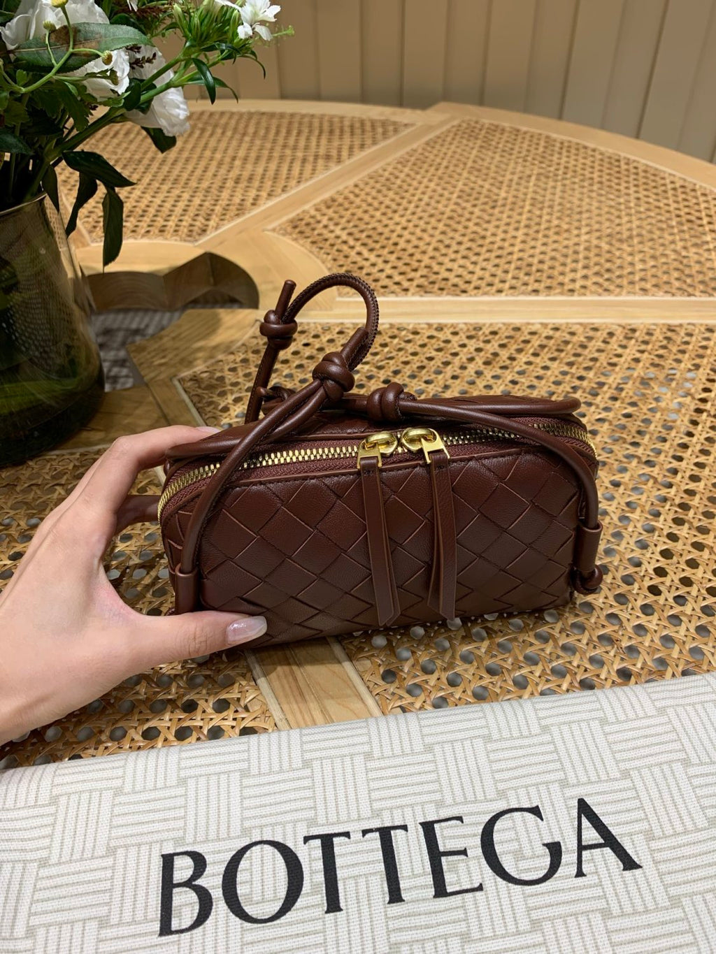 Bottega Veneta  Concert Clutch Intrecciato-woven Leather Clutch Women's Slim-strap Casual Crossbody Bag Elegant And Stylish Bags #196293