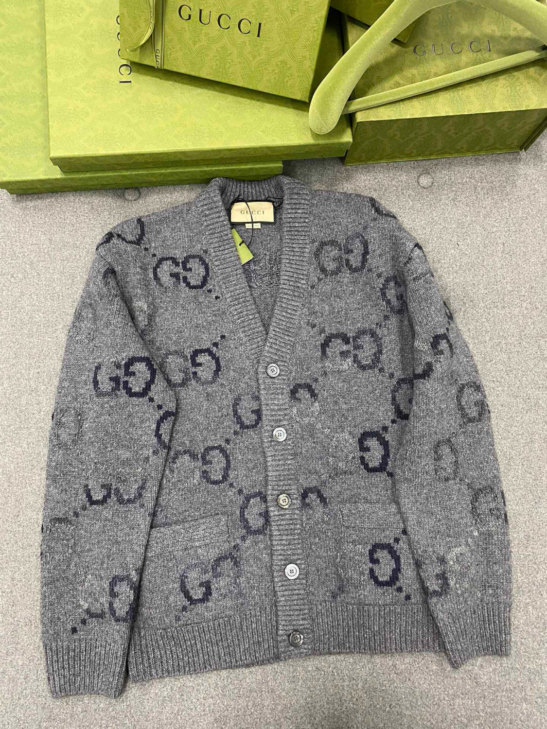 Gucci Men's Spring and Autumn Grey Pattern Appliquéd Single Breasted V-neck long Sleeved Knit Wool Cardigan With GG Intarsia #97794