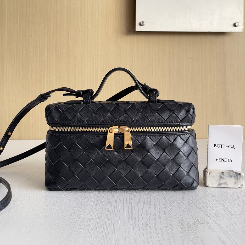 Bottega Veneta Bang Bang Women's Gold Accessories Zipper Closure Solid Color Calfskin Shoulder Crossbody Handbag Bag Bags #76533